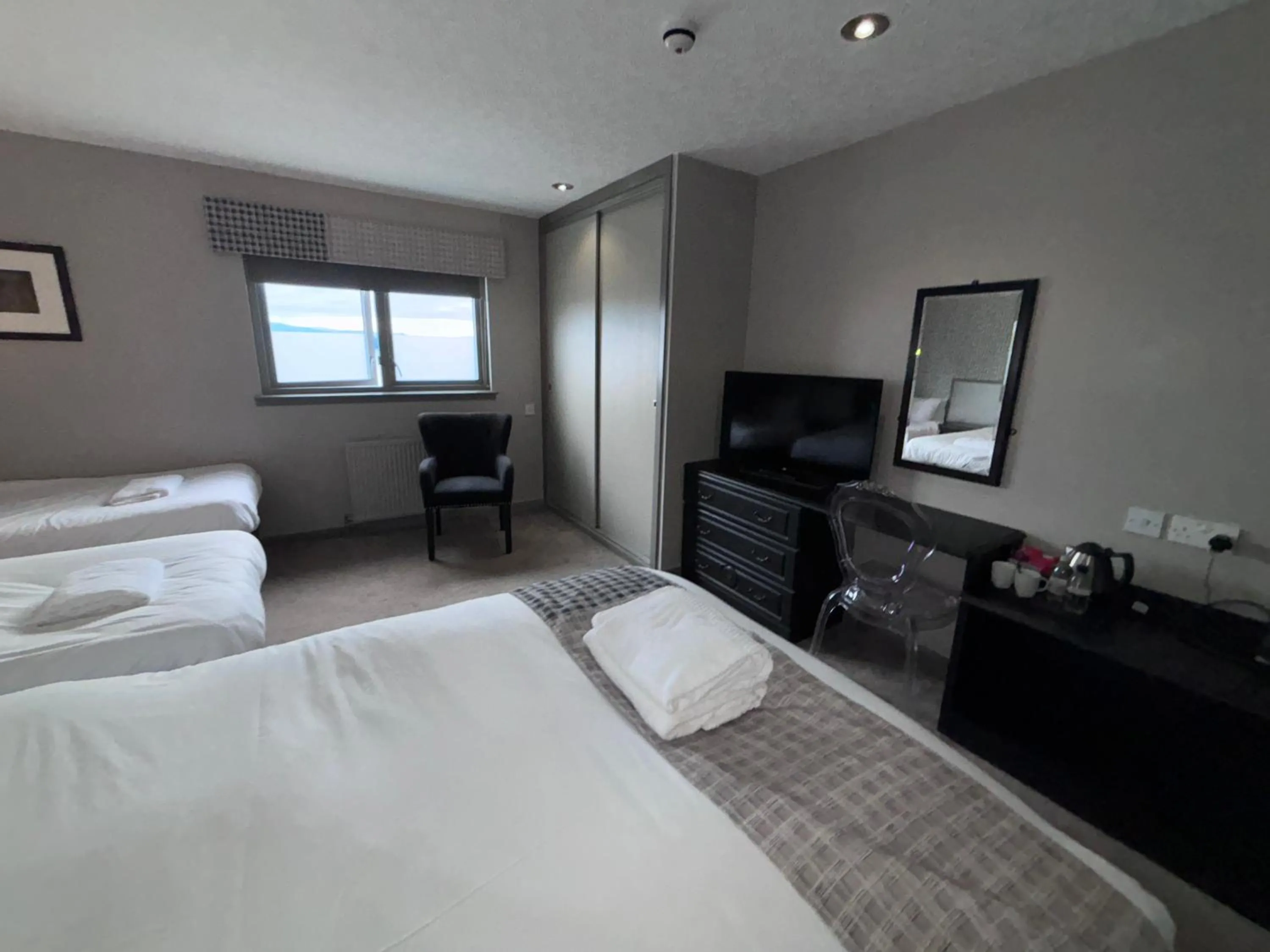 Photo of the whole room, Bed in Richmond Park Hotel