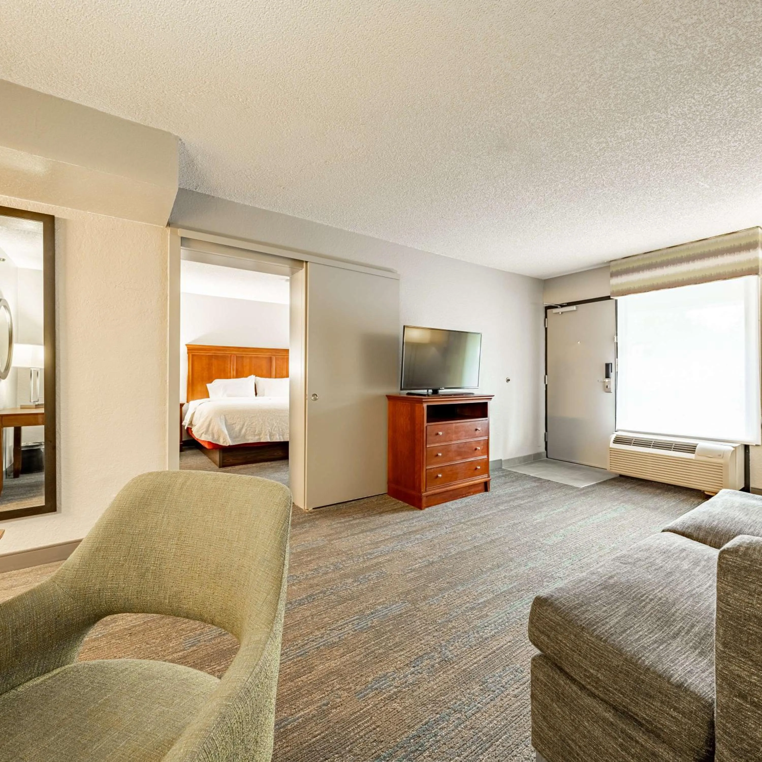 Living room, Bed in Hampton Inn Gainesville