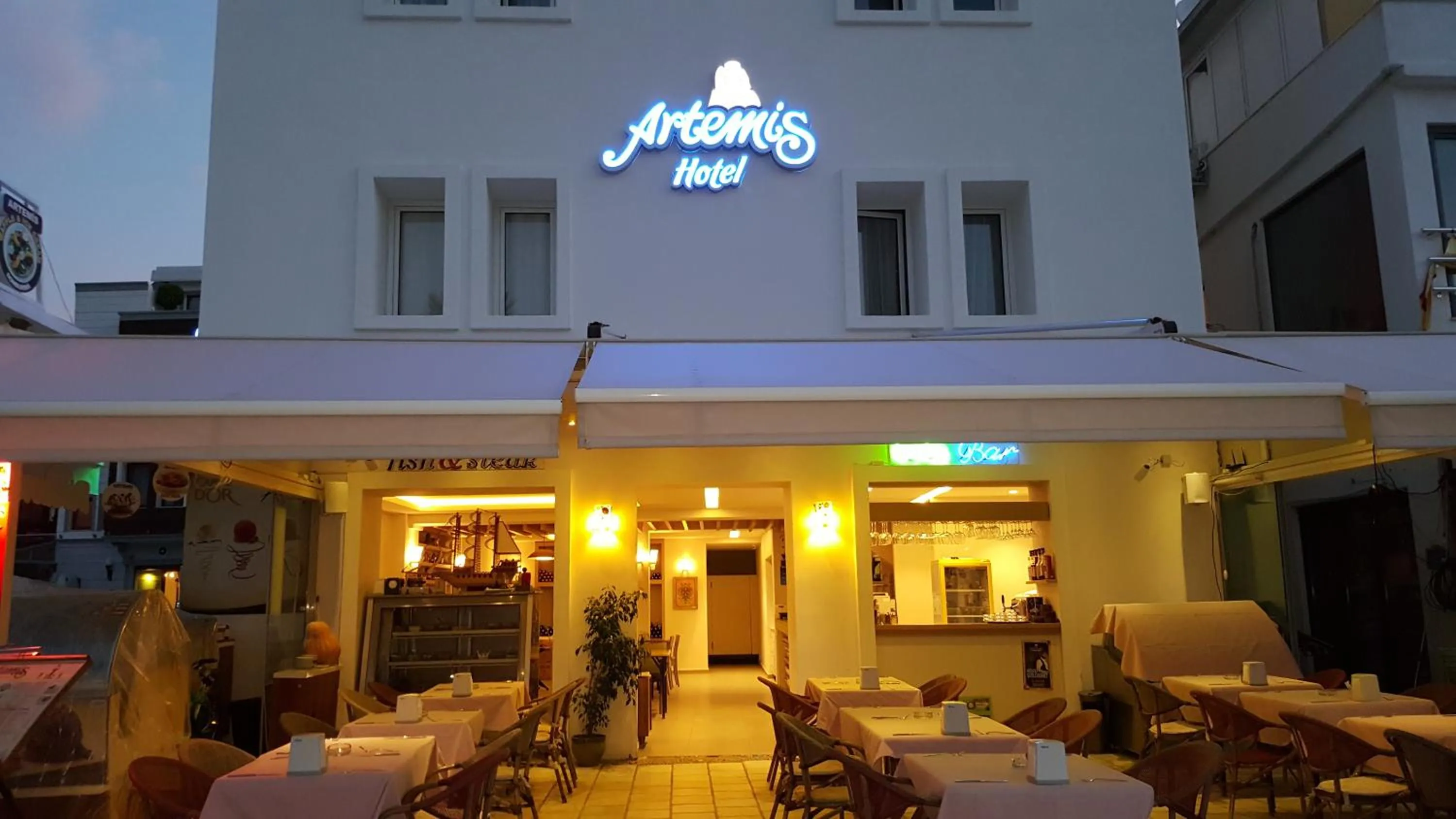 Restaurant/places to eat in Artemis Hotel