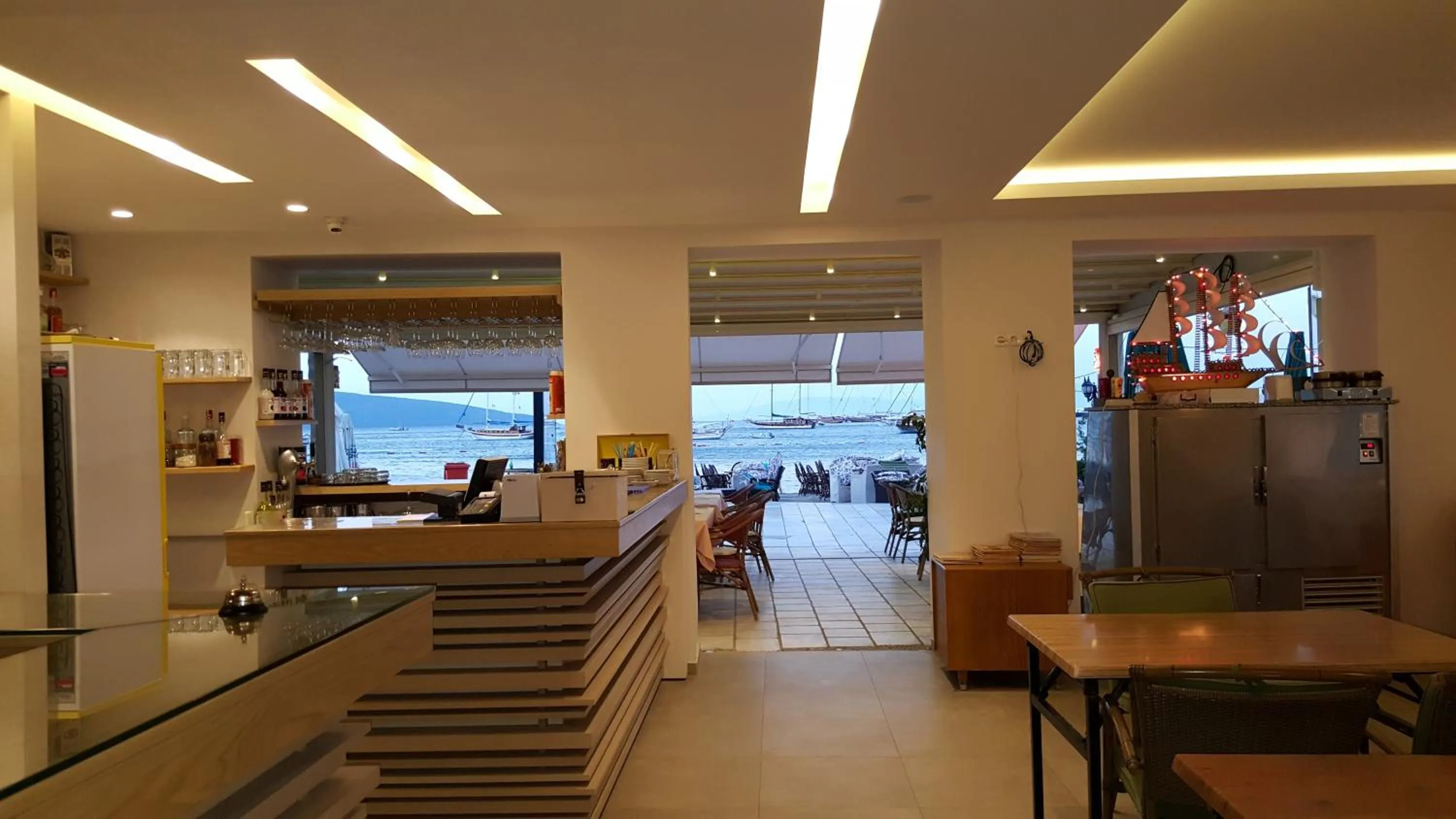 Restaurant/places to eat in Artemis Hotel