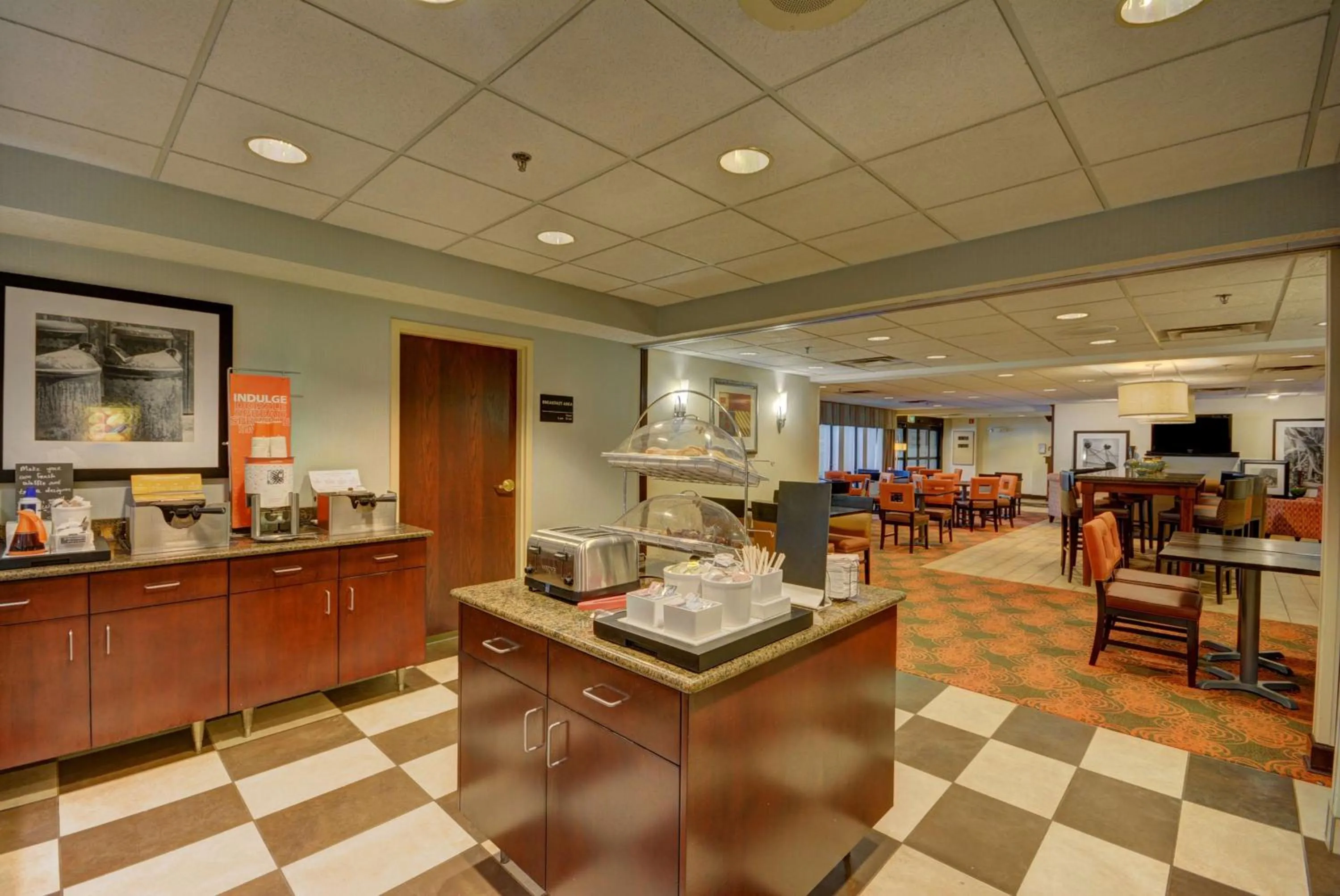 Dining area in Hampton Inn by Hilton Indianapolis-South