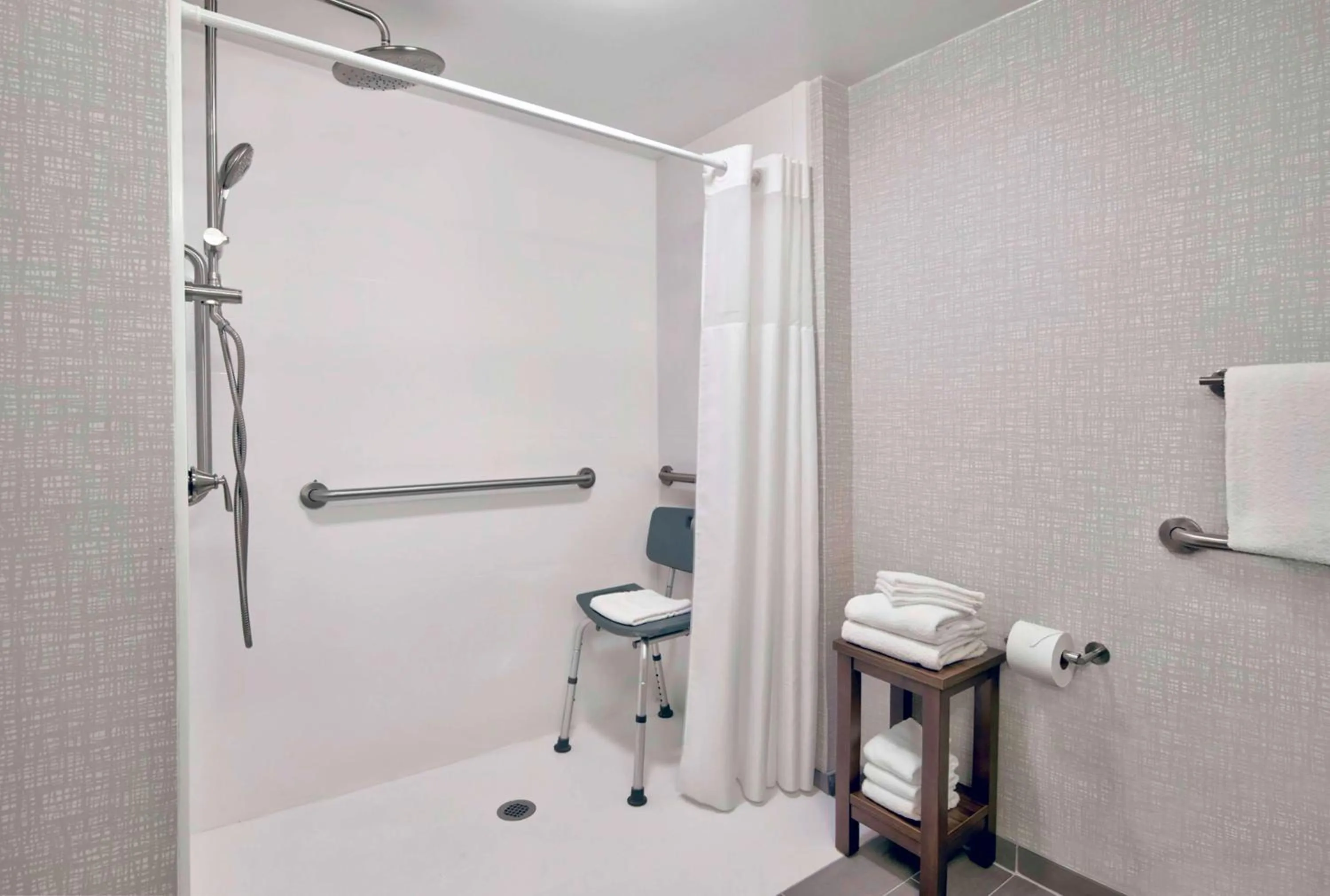 Bathroom in Hampton Inn Ft Lauderdale Airport North Cruise Port