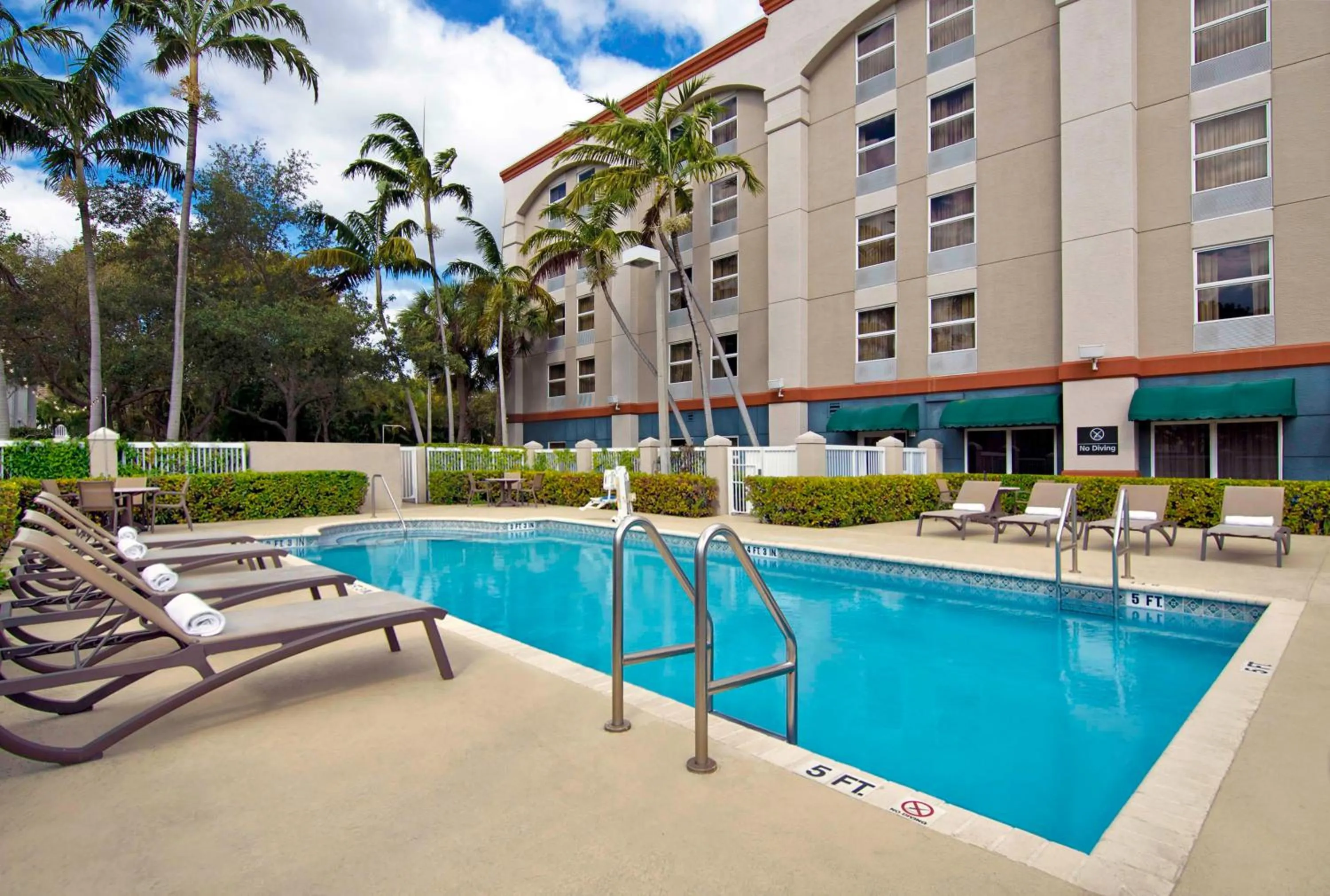 Pool view in Hampton Inn Ft Lauderdale Airport North Cruise Port