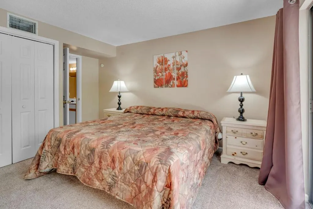 Bedroom, Bed in Park Place Condos