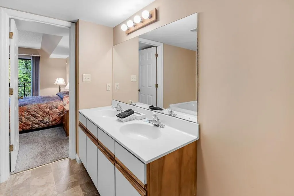 Bathroom, Bed in Park Place Condos