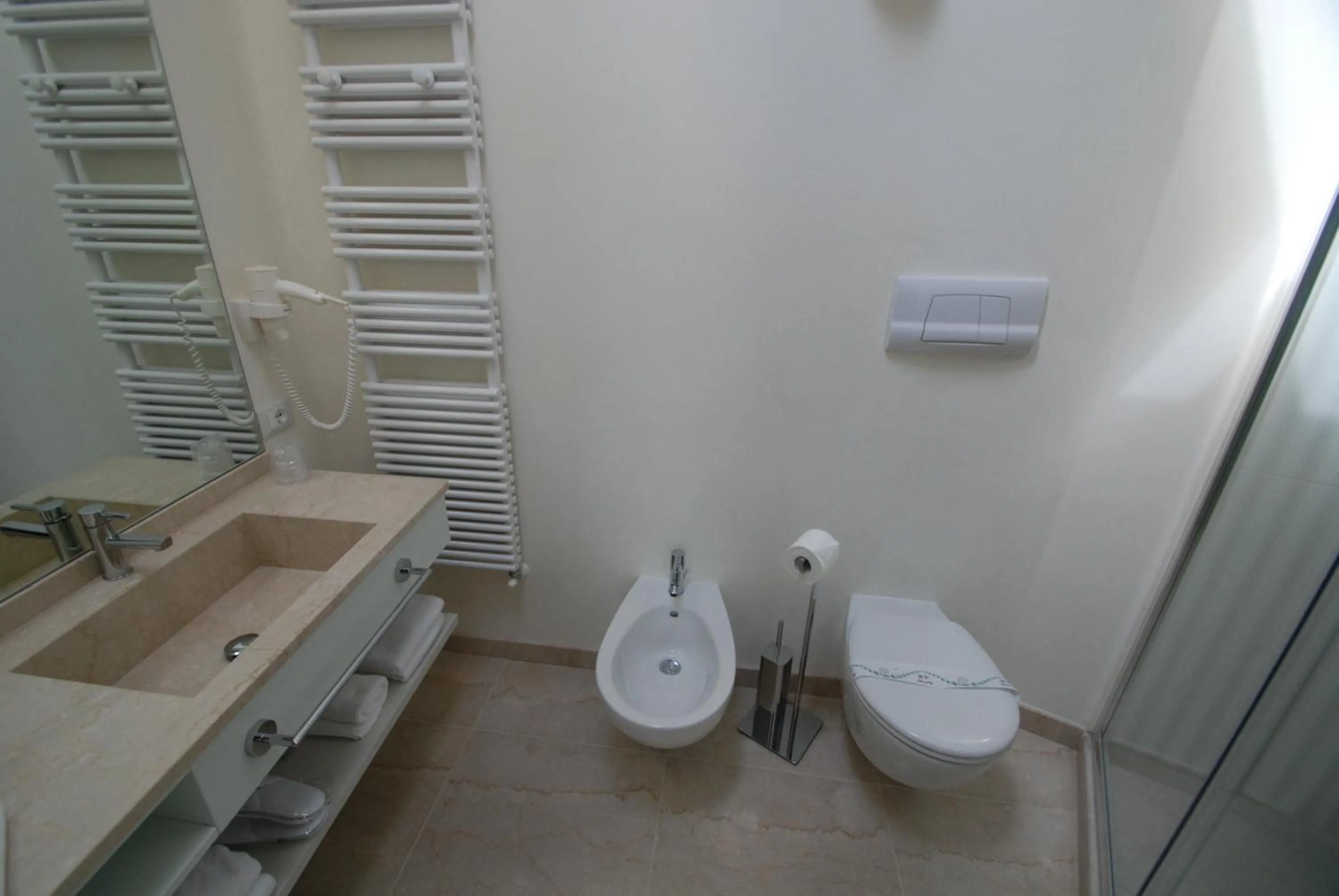 Bathroom in Aromi Piccolo Hotel