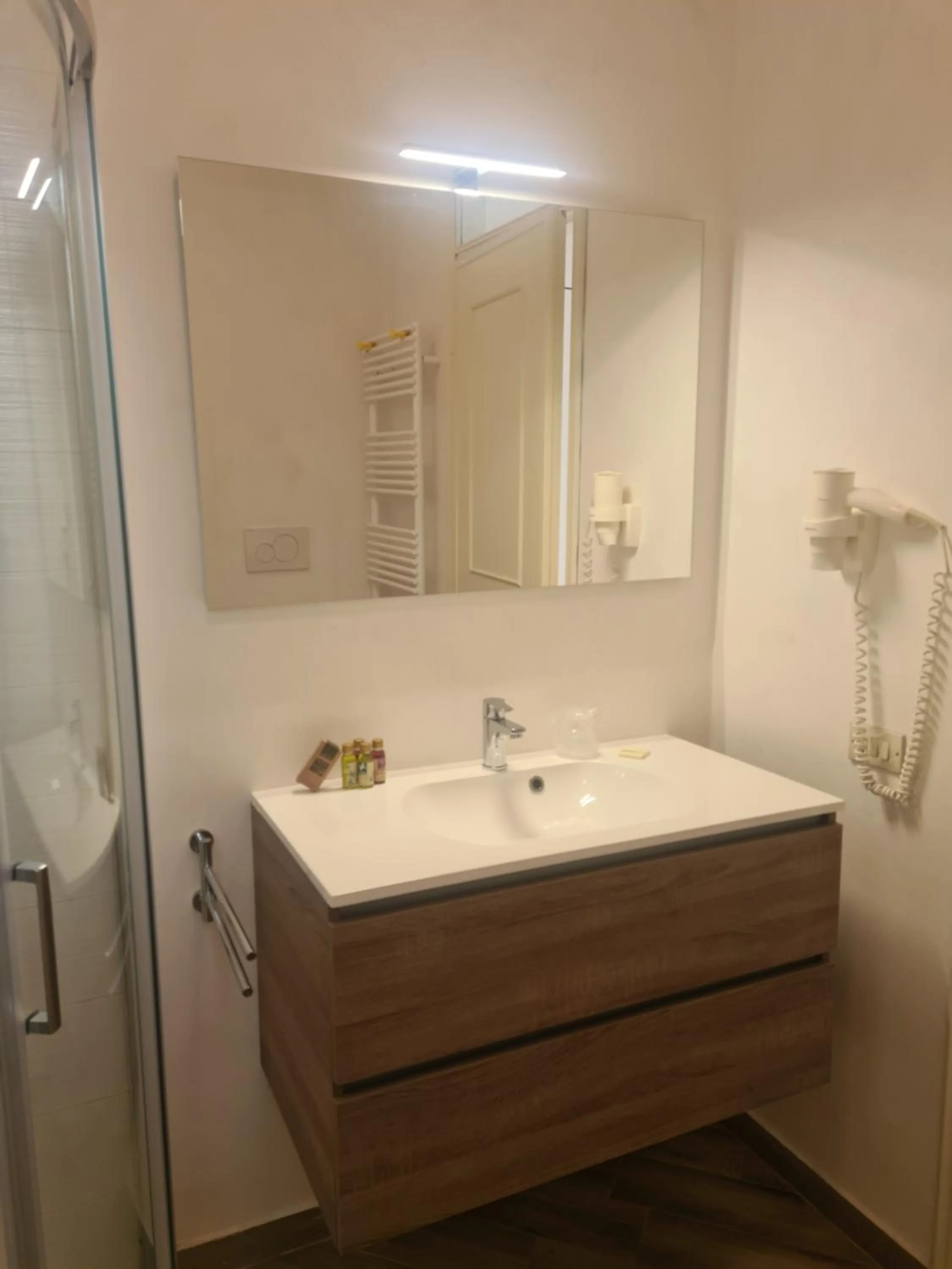 Bathroom in Aromi Piccolo Hotel