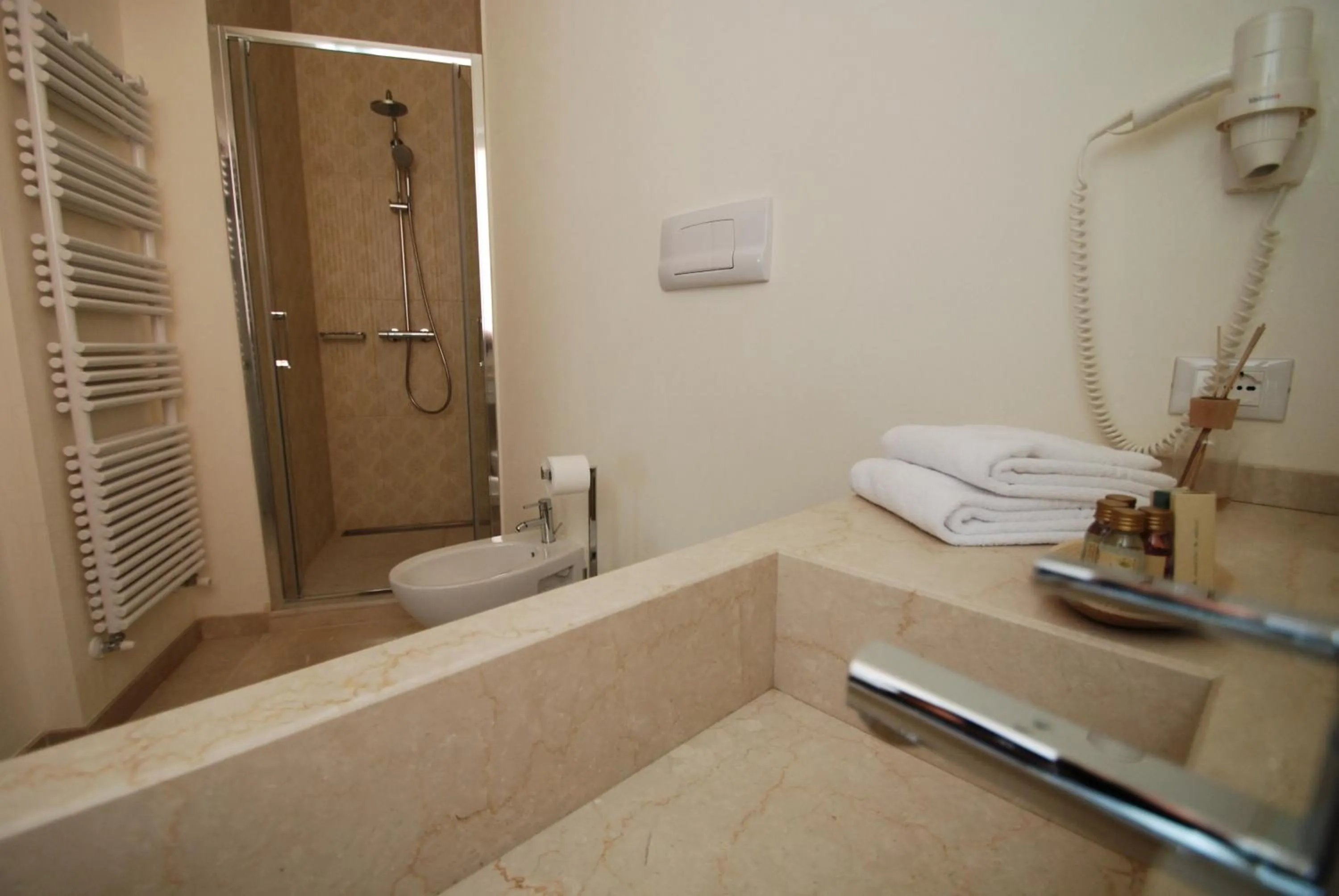 Bathroom in Aromi Piccolo Hotel