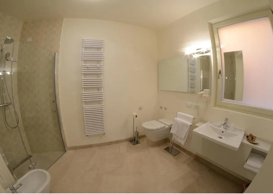 Bathroom in Aromi Piccolo Hotel