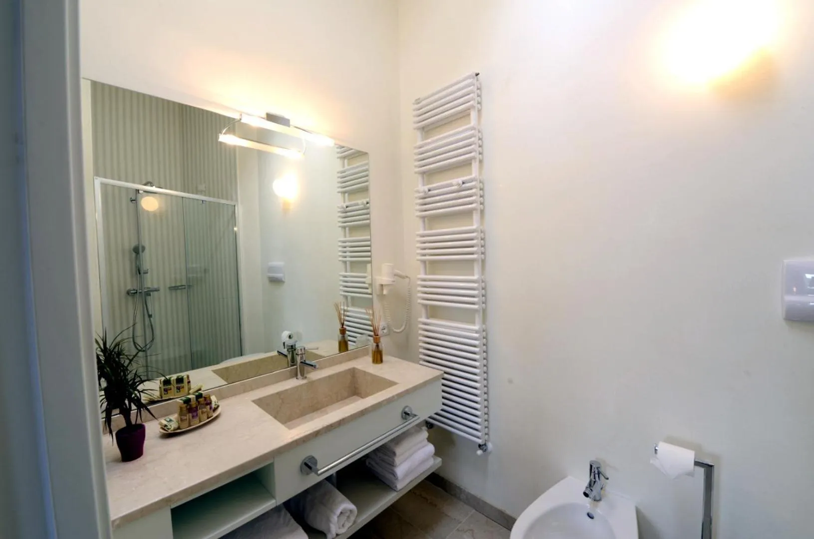 Bathroom in Aromi Piccolo Hotel