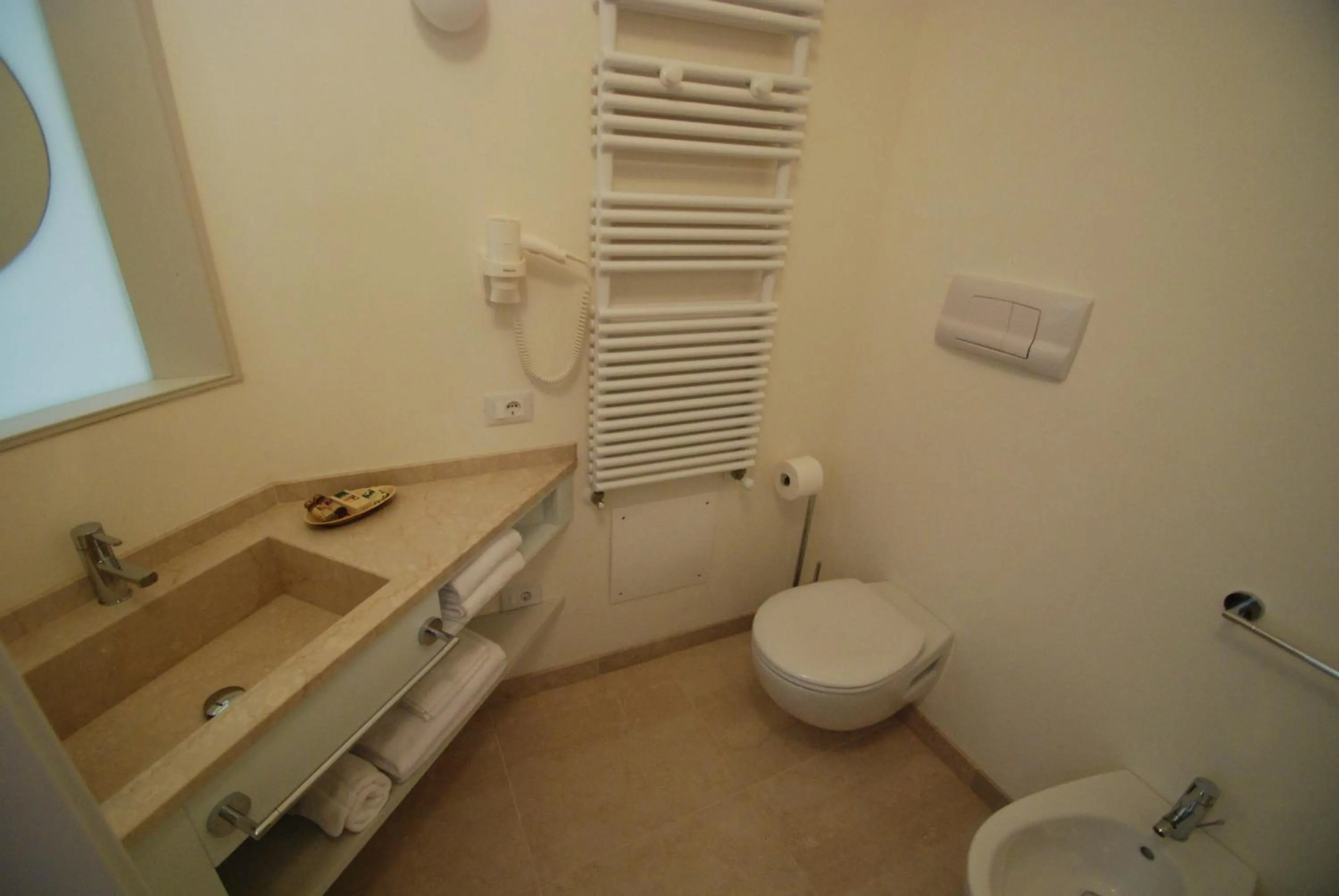 Bathroom in Aromi Piccolo Hotel