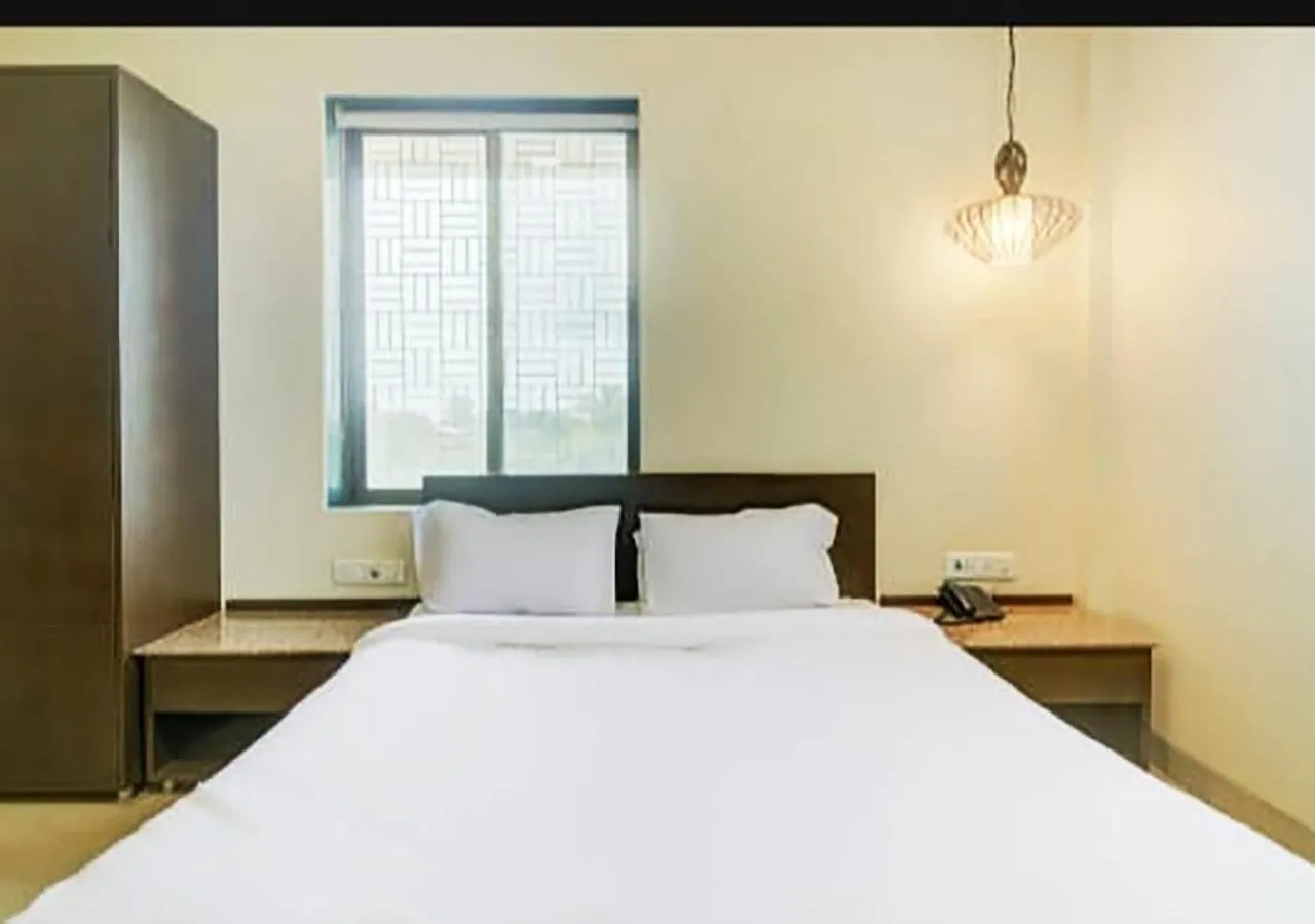 Bedroom, Bed in Hotel New Elite Inn - Near MIDC Turbhe Navi Mumbai