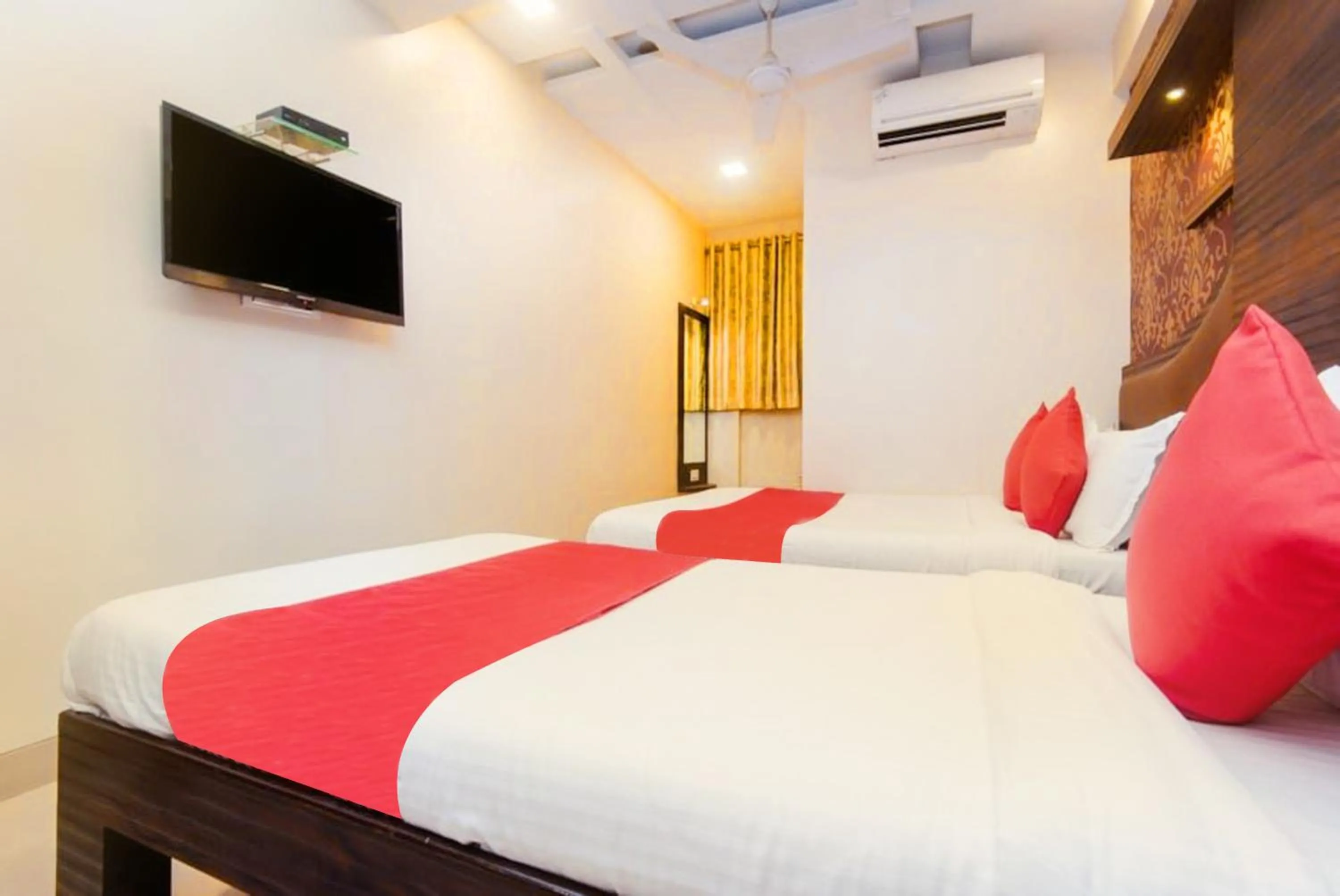 Bedroom, Bed in Hotel New Elite Inn - Near MIDC Turbhe Navi Mumbai