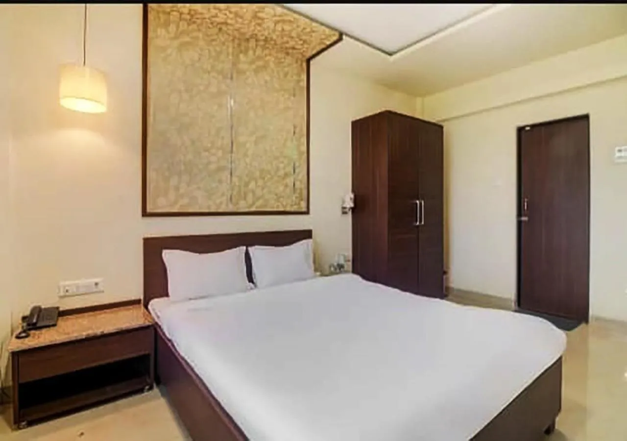 Bedroom, Bed in Hotel New Elite Inn - Near MIDC Turbhe Navi Mumbai