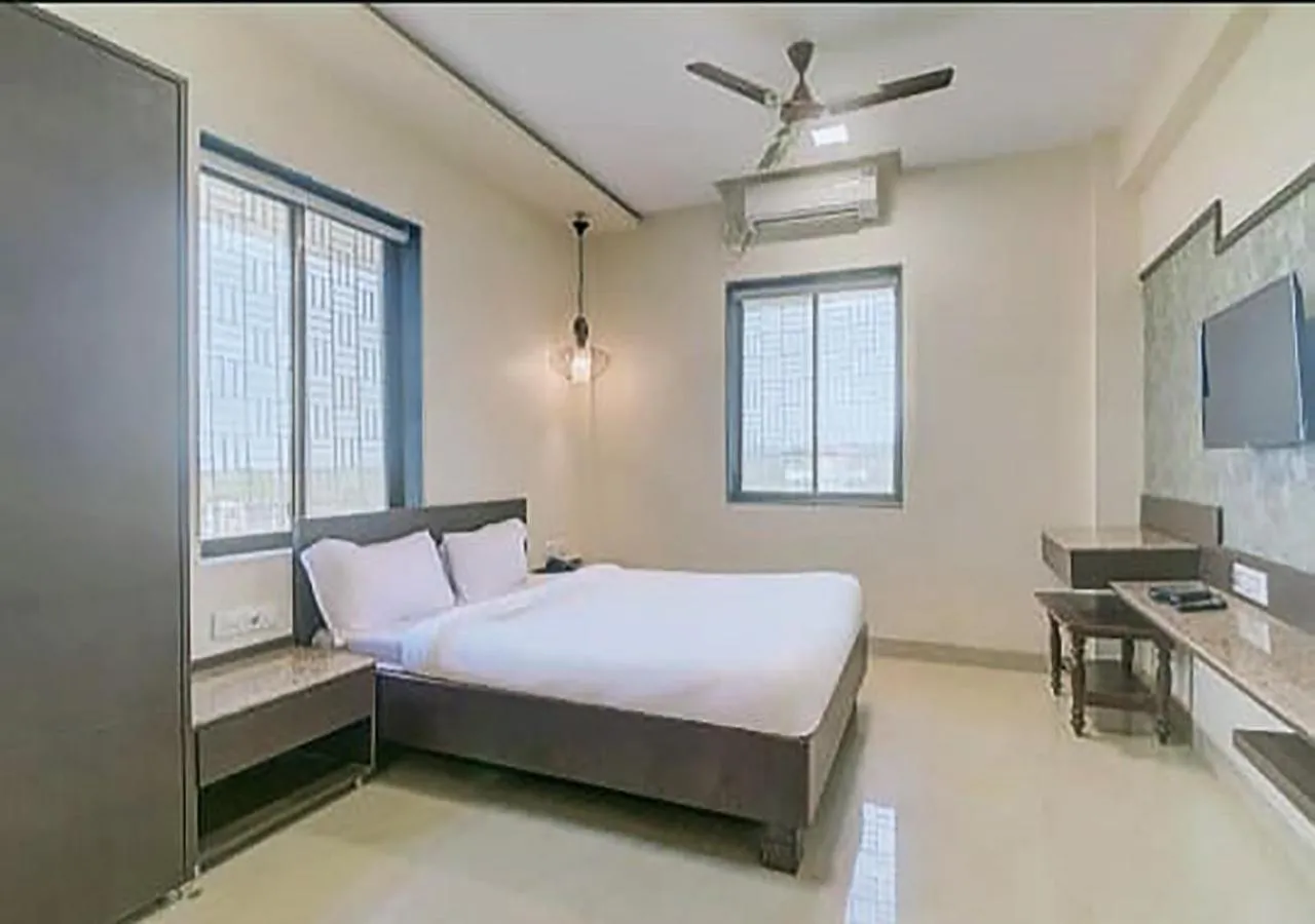 Bedroom, Bed in Hotel New Elite Inn - Near MIDC Turbhe Navi Mumbai