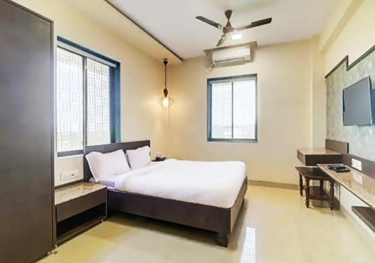 Bedroom, Bed in Hotel New Elite Inn - Near MIDC Turbhe Navi Mumbai