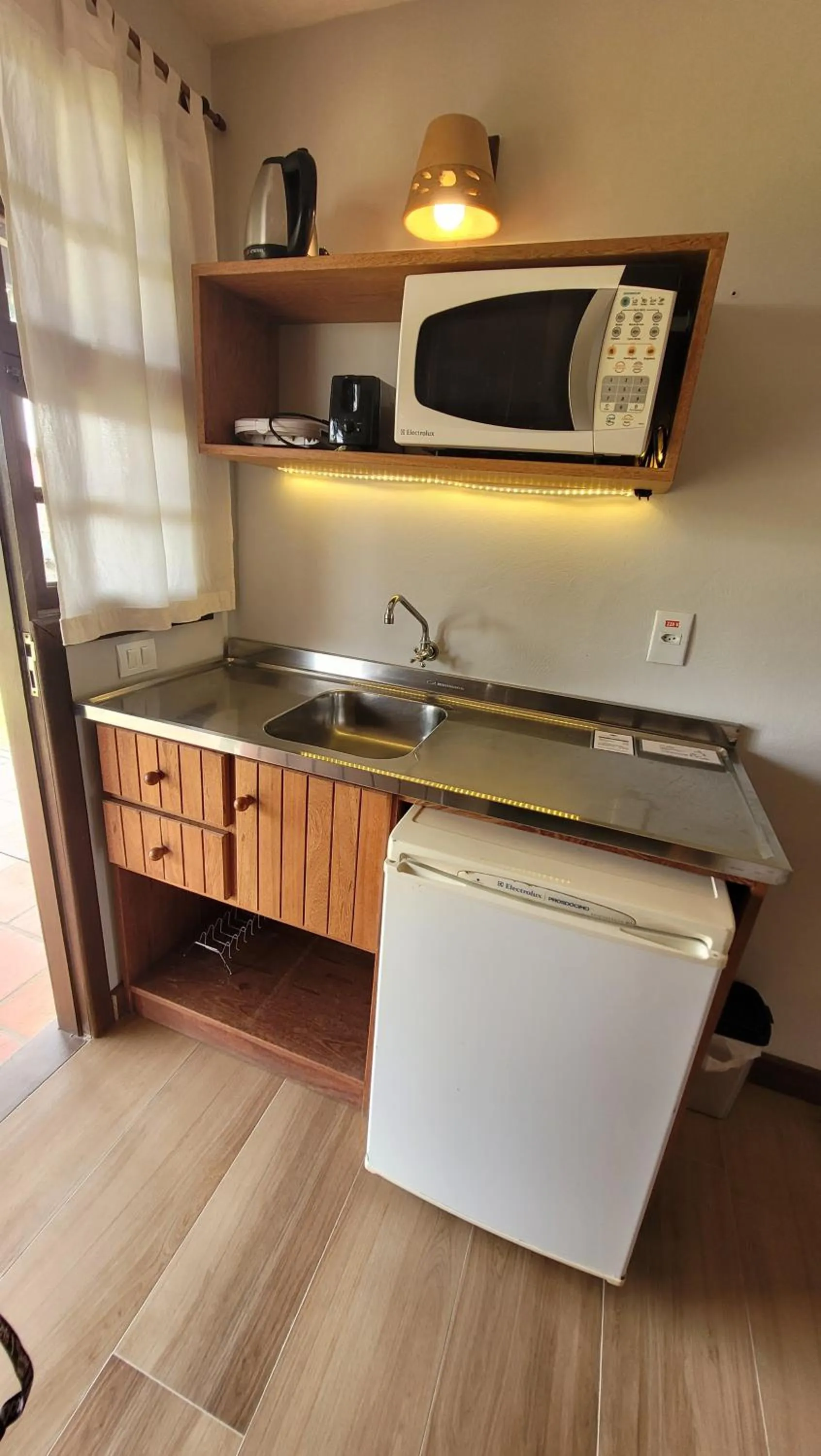 Kitchen or kitchenette in Pousada Capitão Cook, banheira, a 200 m do centro, amplo estacionamento, linda vista