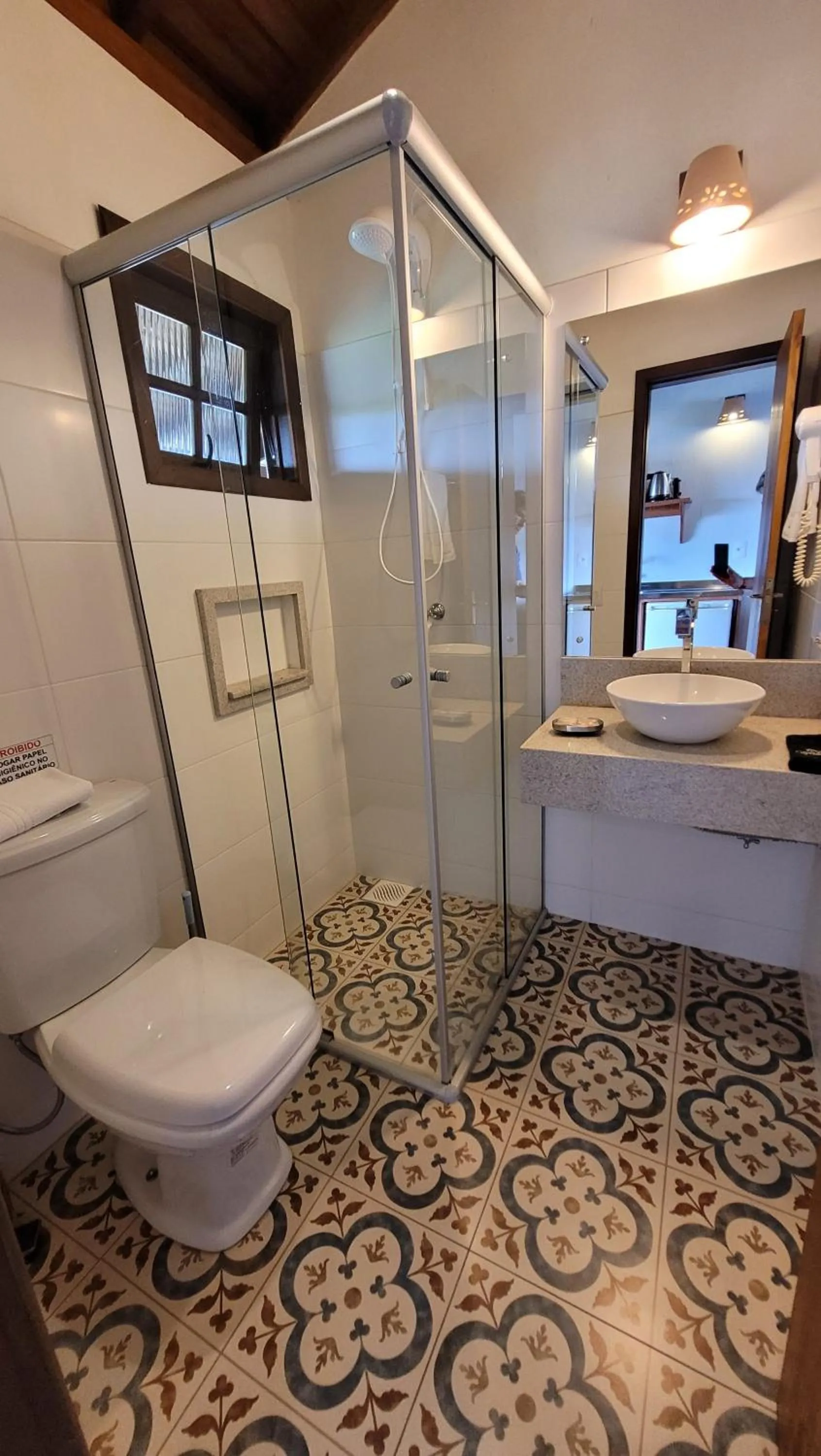 Bathroom in Pousada Capitão Cook, banheira, a 200 m do centro, amplo estacionamento, linda vista