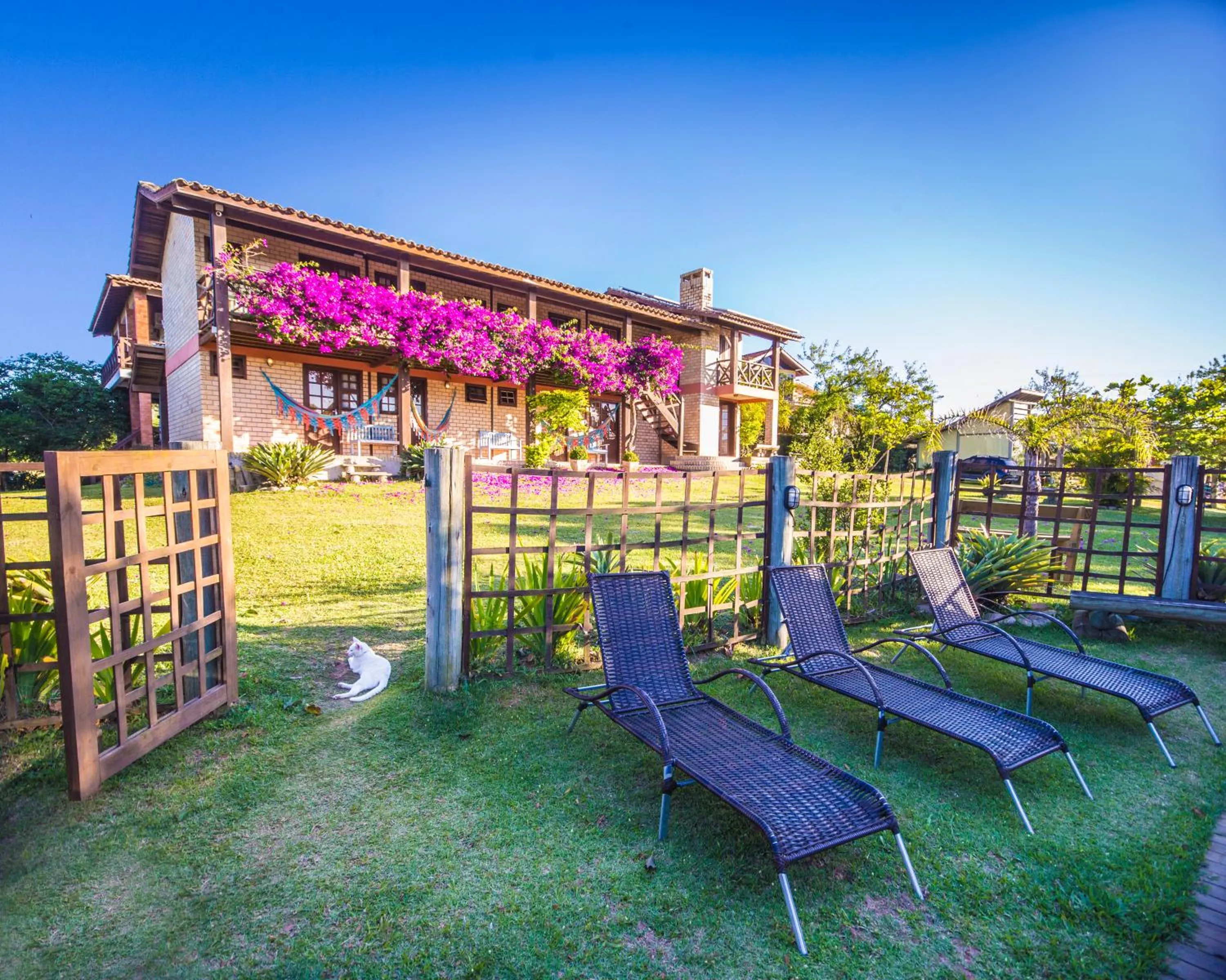 Property building in Pousada Capitão Cook, banheira, a 200 m do centro, amplo estacionamento, linda vista