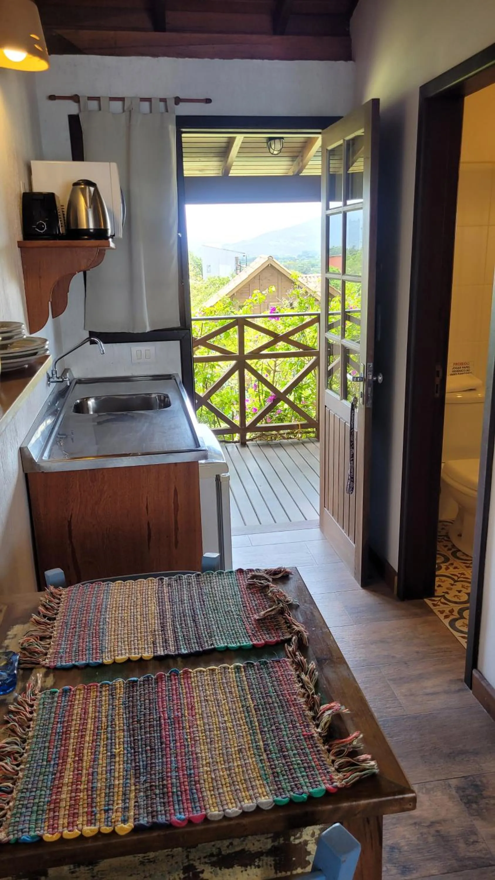 Kitchen or kitchenette in Pousada Capitão Cook, banheira, a 200 m do centro, amplo estacionamento, linda vista