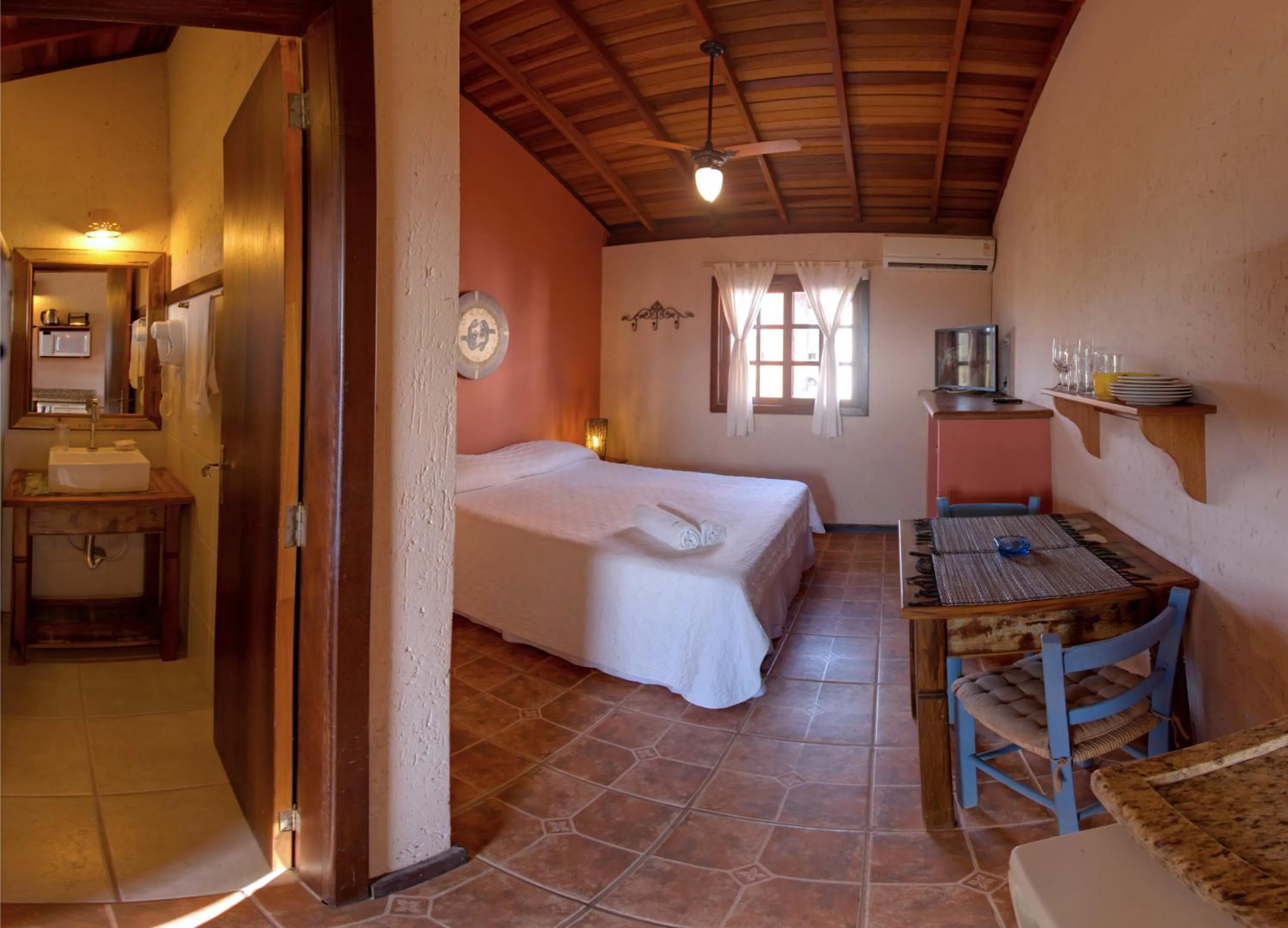 Photo of the whole room, Bed in Pousada Capitão Cook, banheira, a 200 m do centro, amplo estacionamento, linda vista