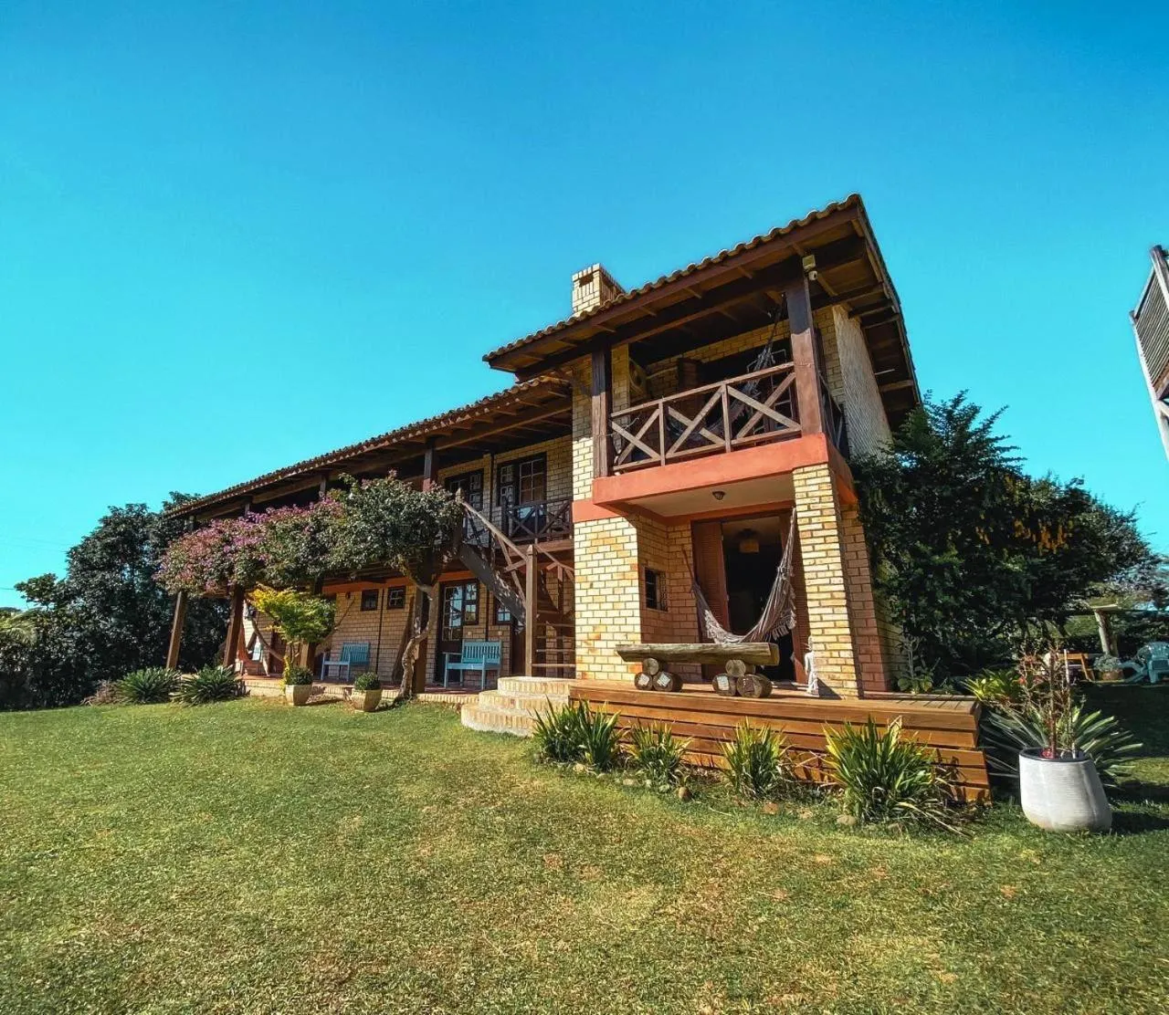 Property building in Pousada Capitão Cook, banheira, a 200 m do centro, amplo estacionamento, linda vista