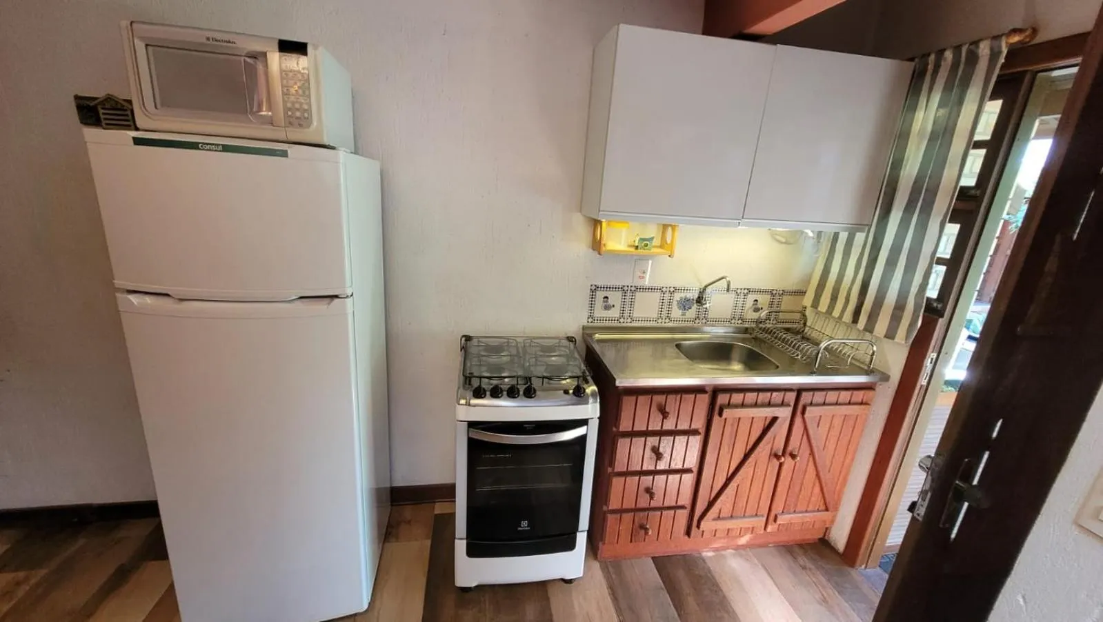 Kitchen or kitchenette in Pousada Capitão Cook, banheira, a 200 m do centro, amplo estacionamento, linda vista