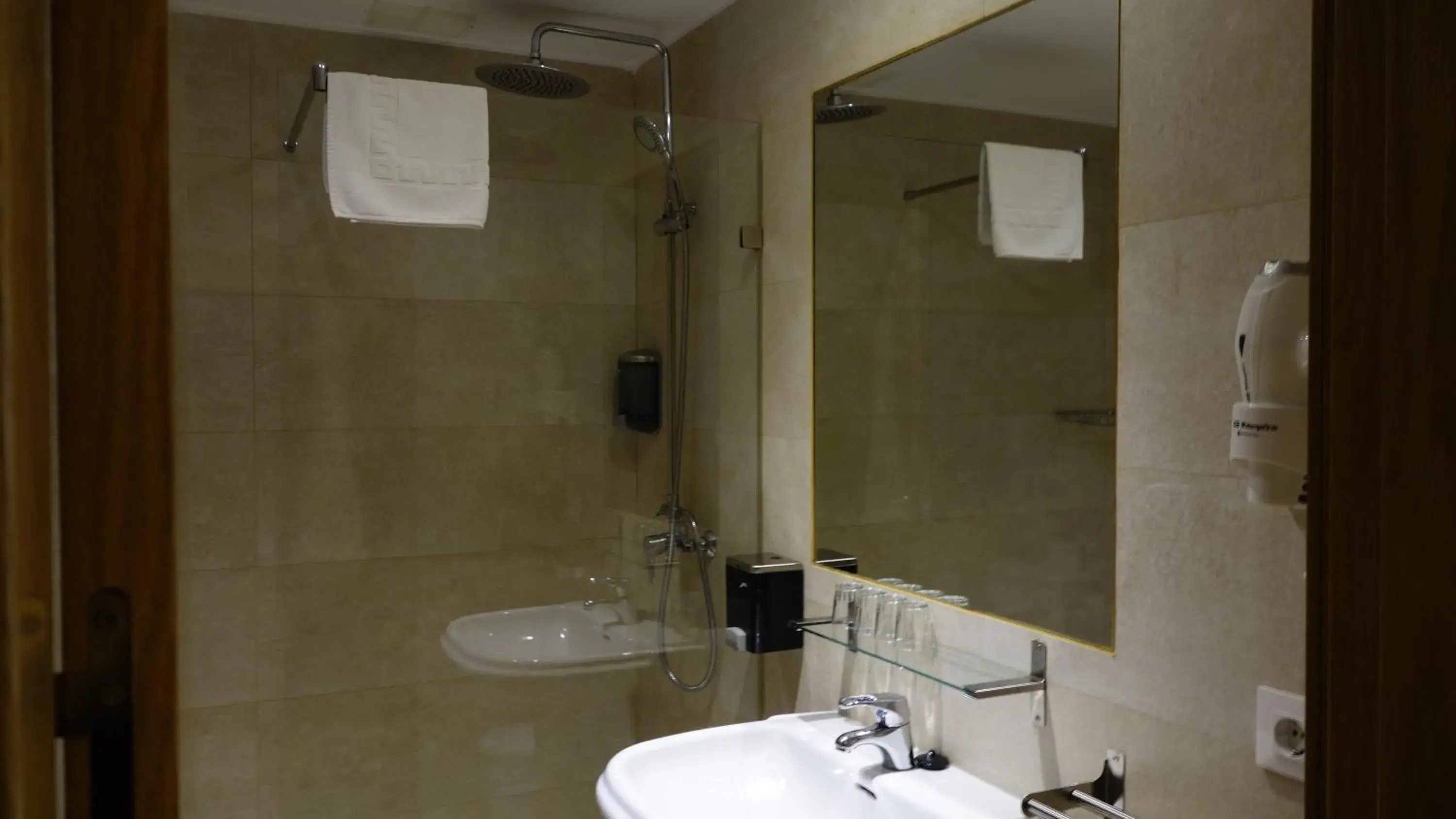 Shower in Trípolis Toledo Shower in Trípolis Toledo