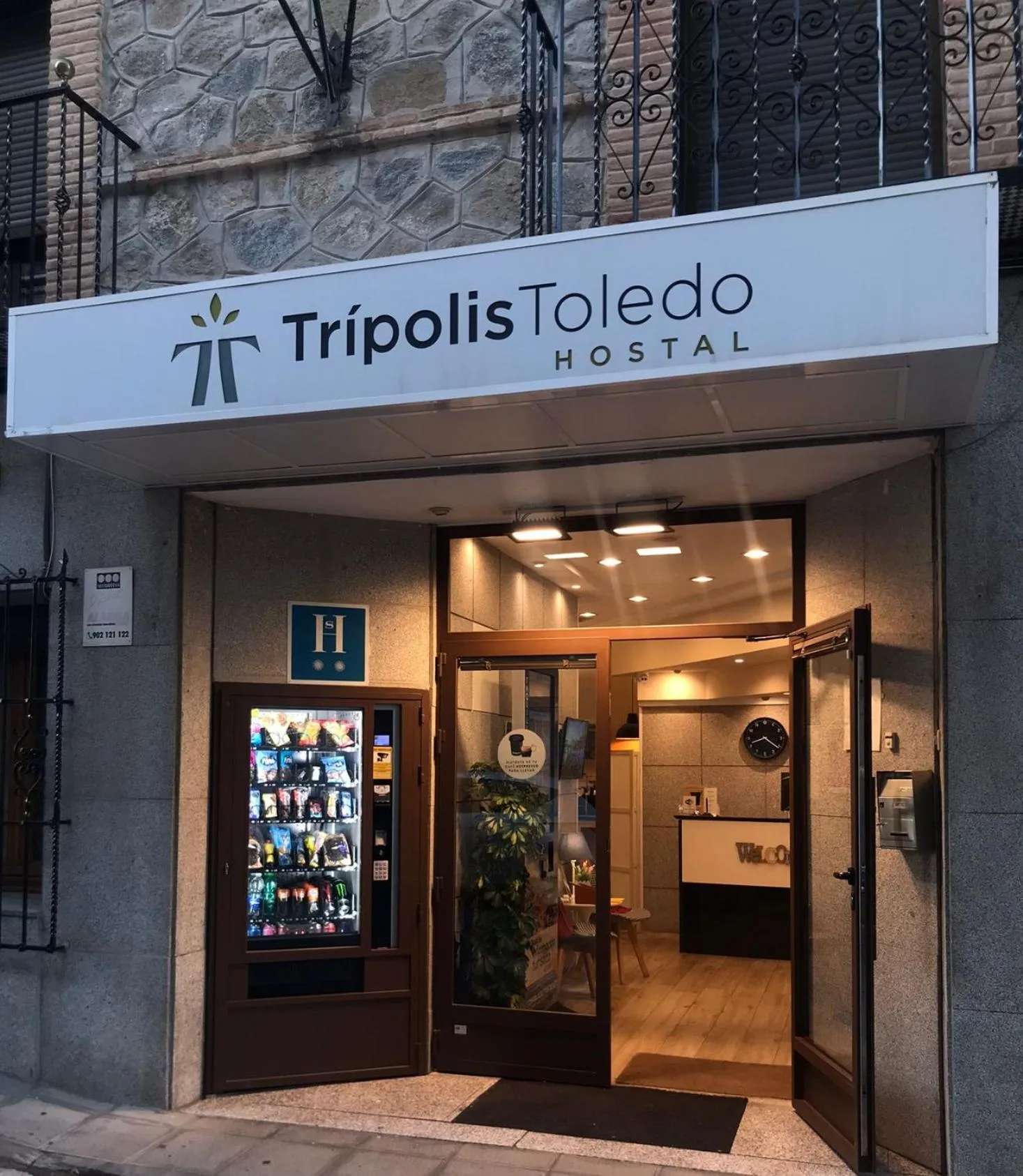 Facade/entrance in Trípolis Toledo