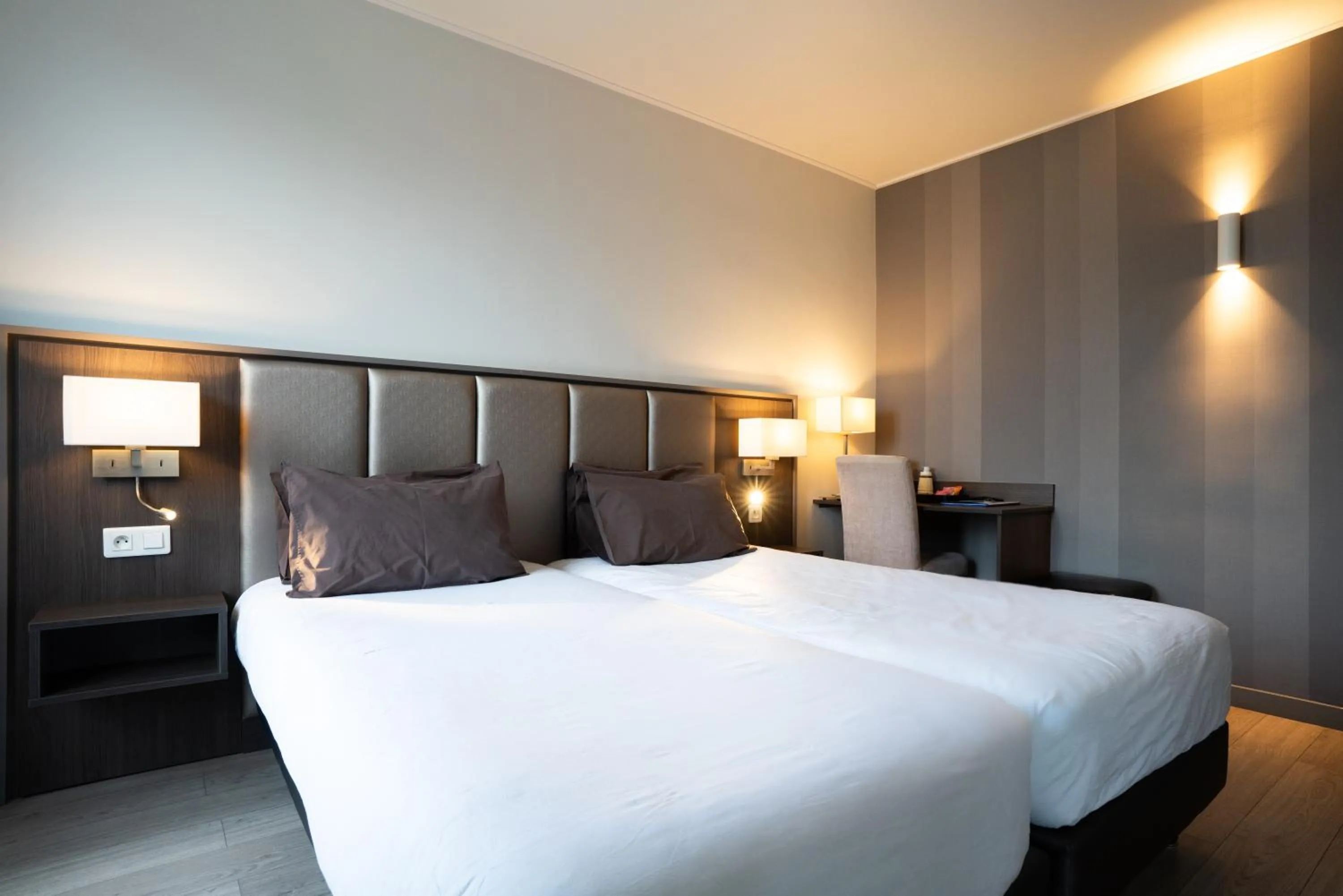 Photo of the whole room, Bed in Hotel de Flore - Montmartre