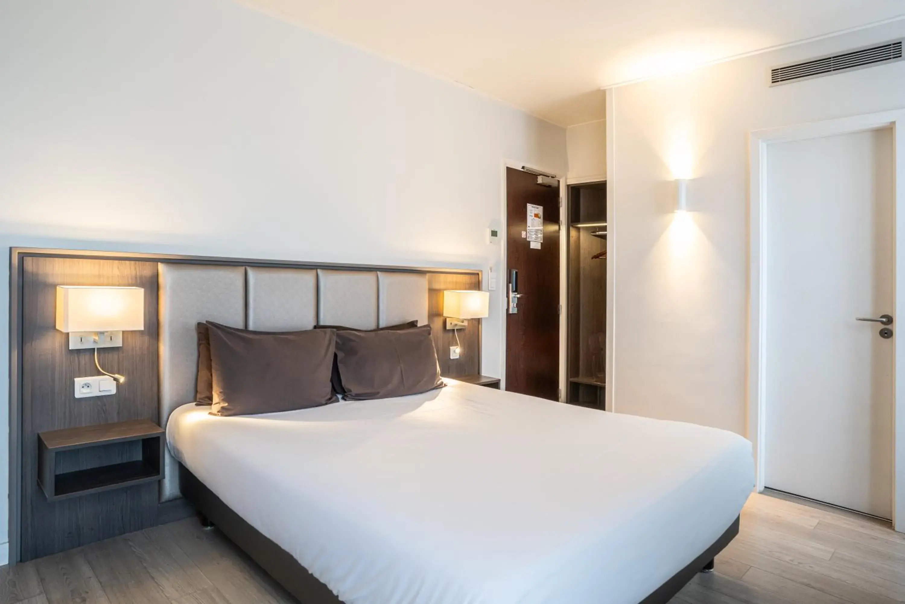 Bed in Hotel de Flore - Montmartre Bed in Hotel de Flore - Montmartre