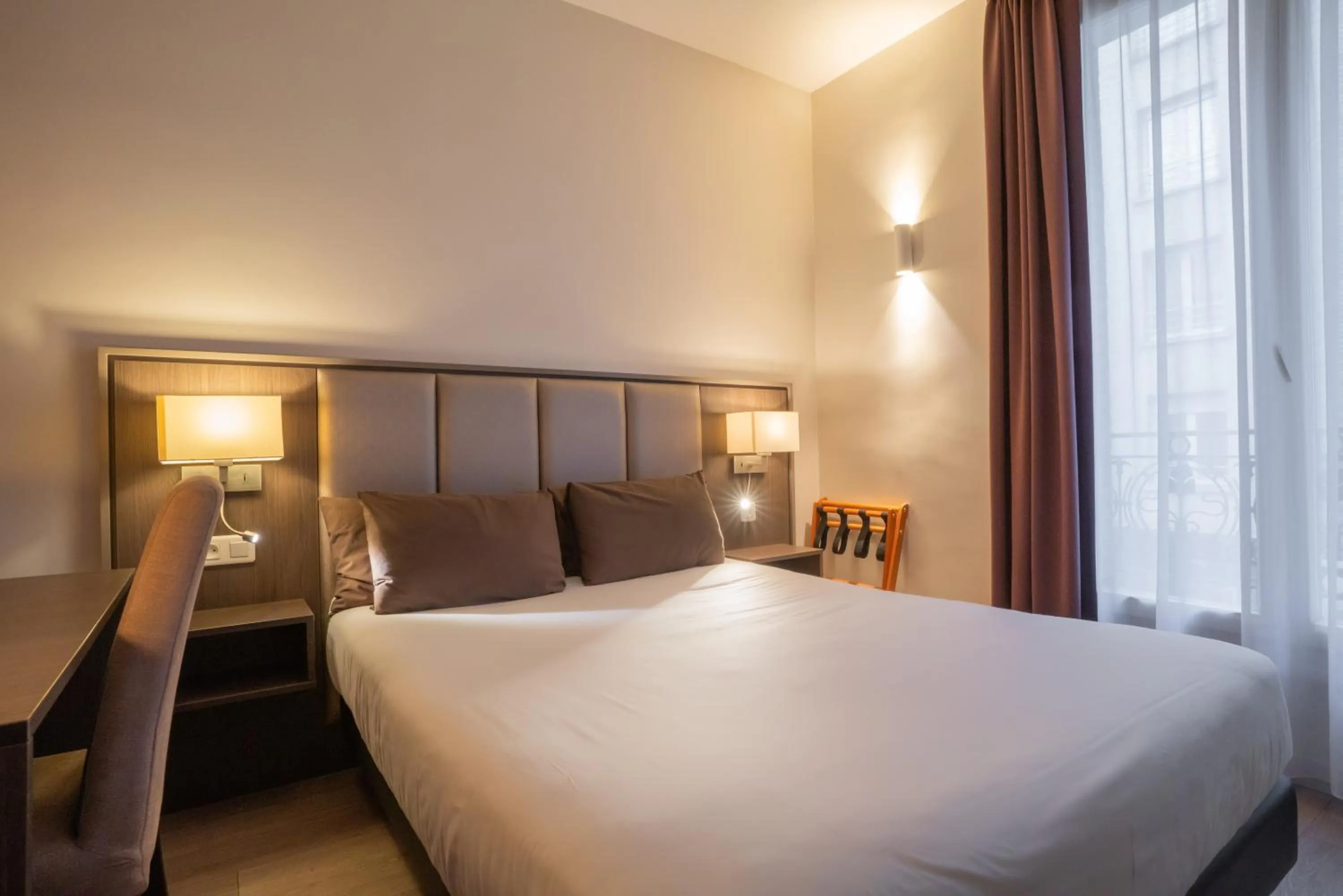 Bed in Hotel de Flore - Montmartre