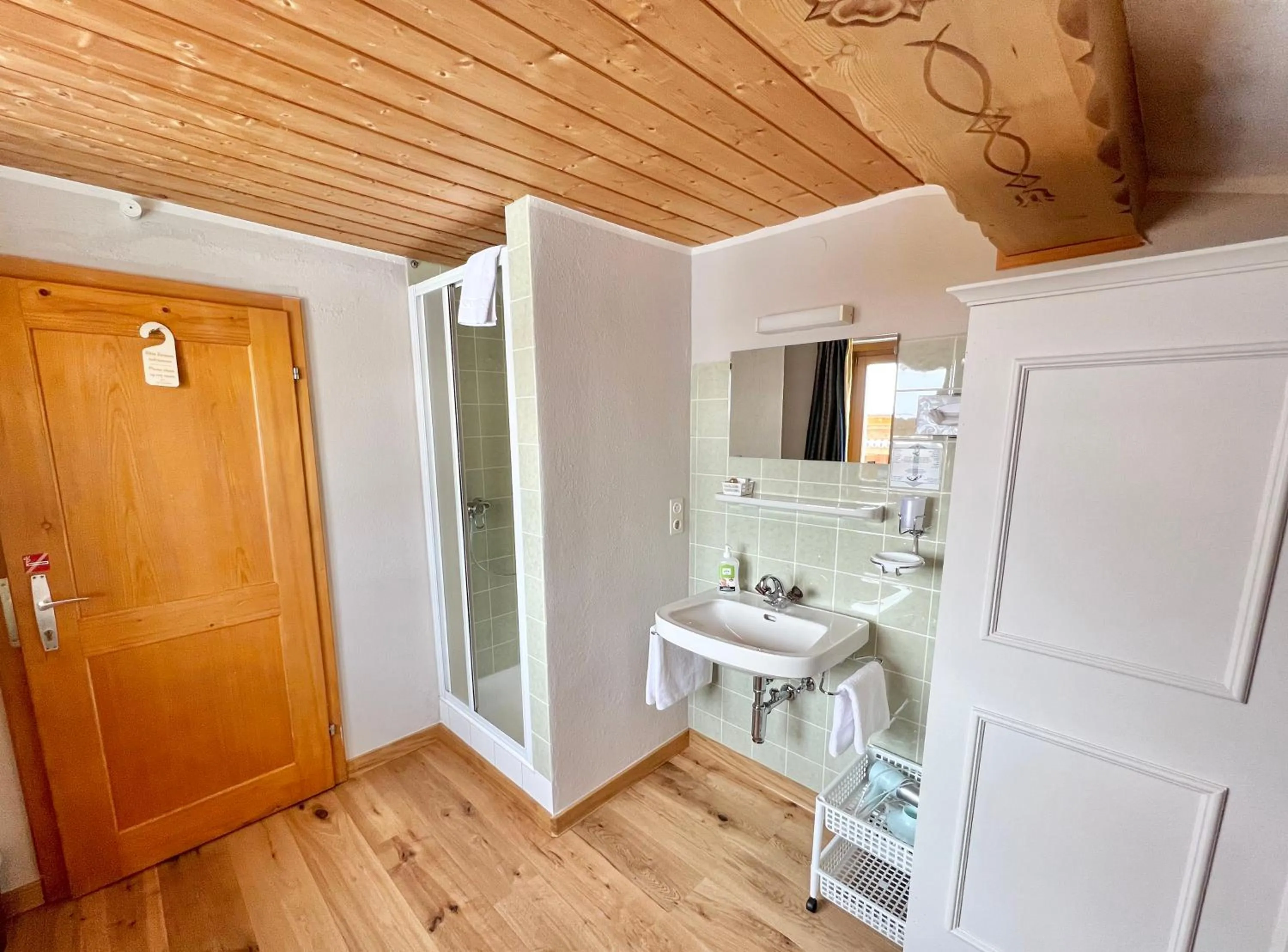 Shower in Haus Schrofenstein