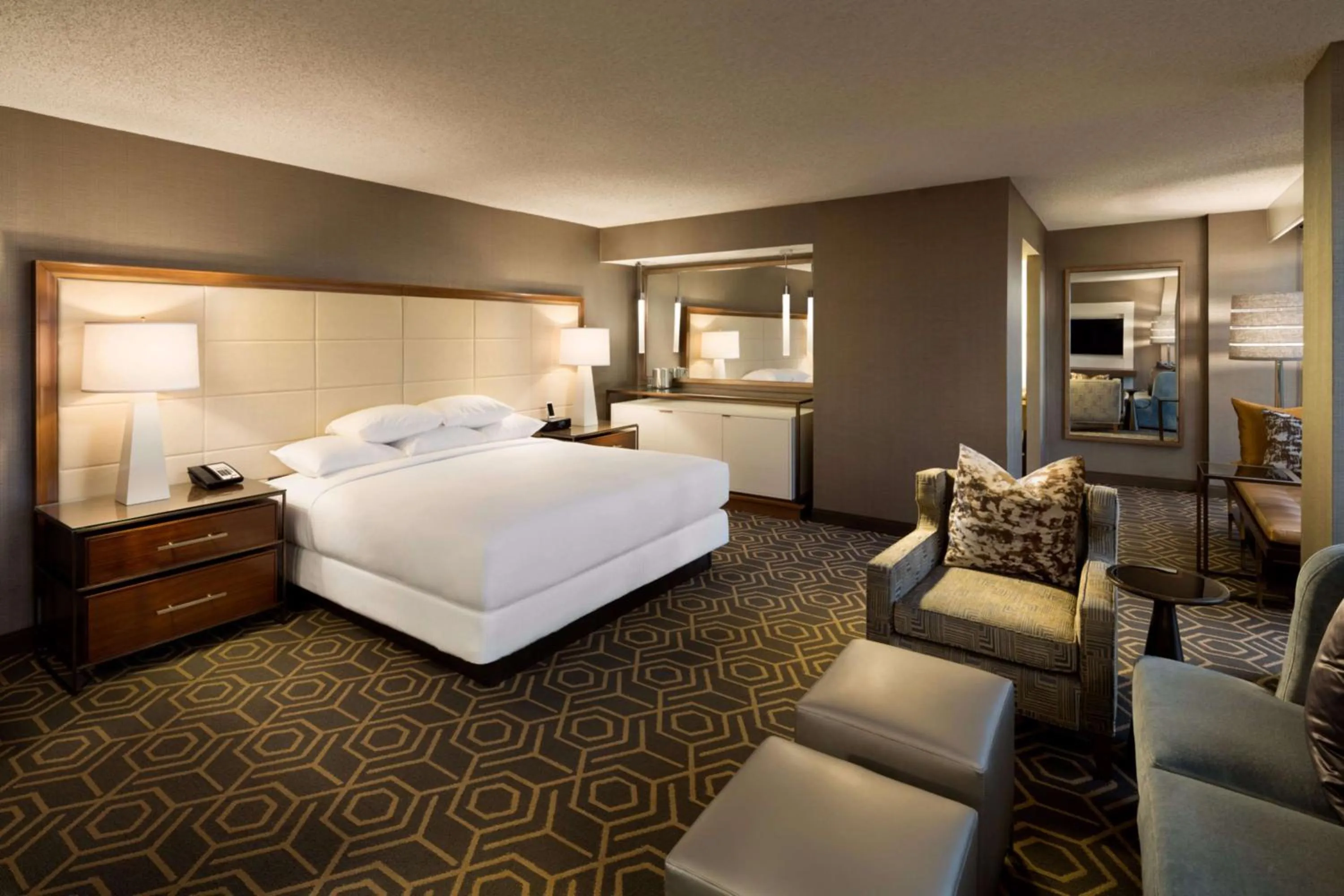 Living room, Bed in DoubleTree by Hilton Hotel Dallas Campbell Centre