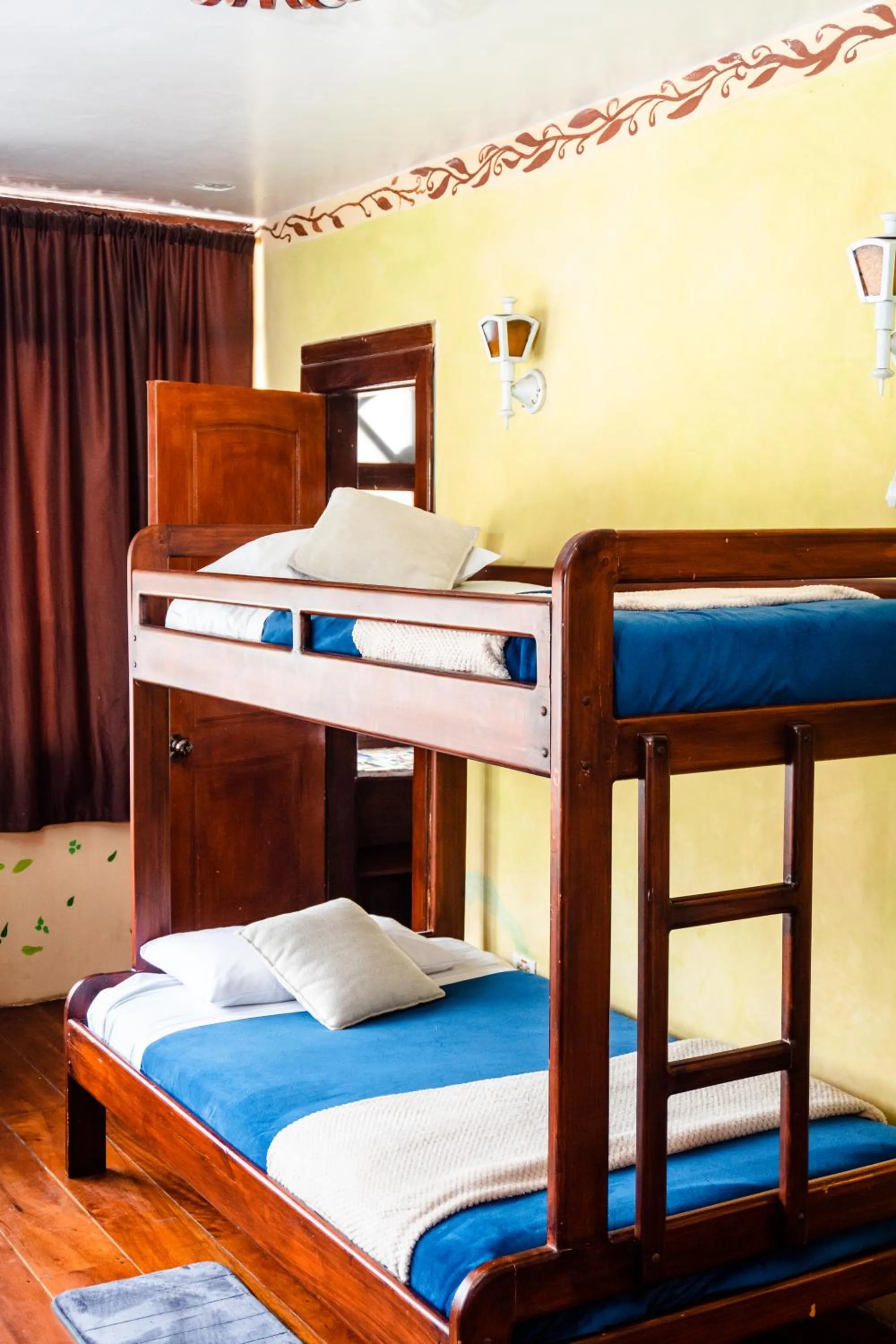 Communal lounge/ TV room, Bed in Spa Hosteria Miramelindo