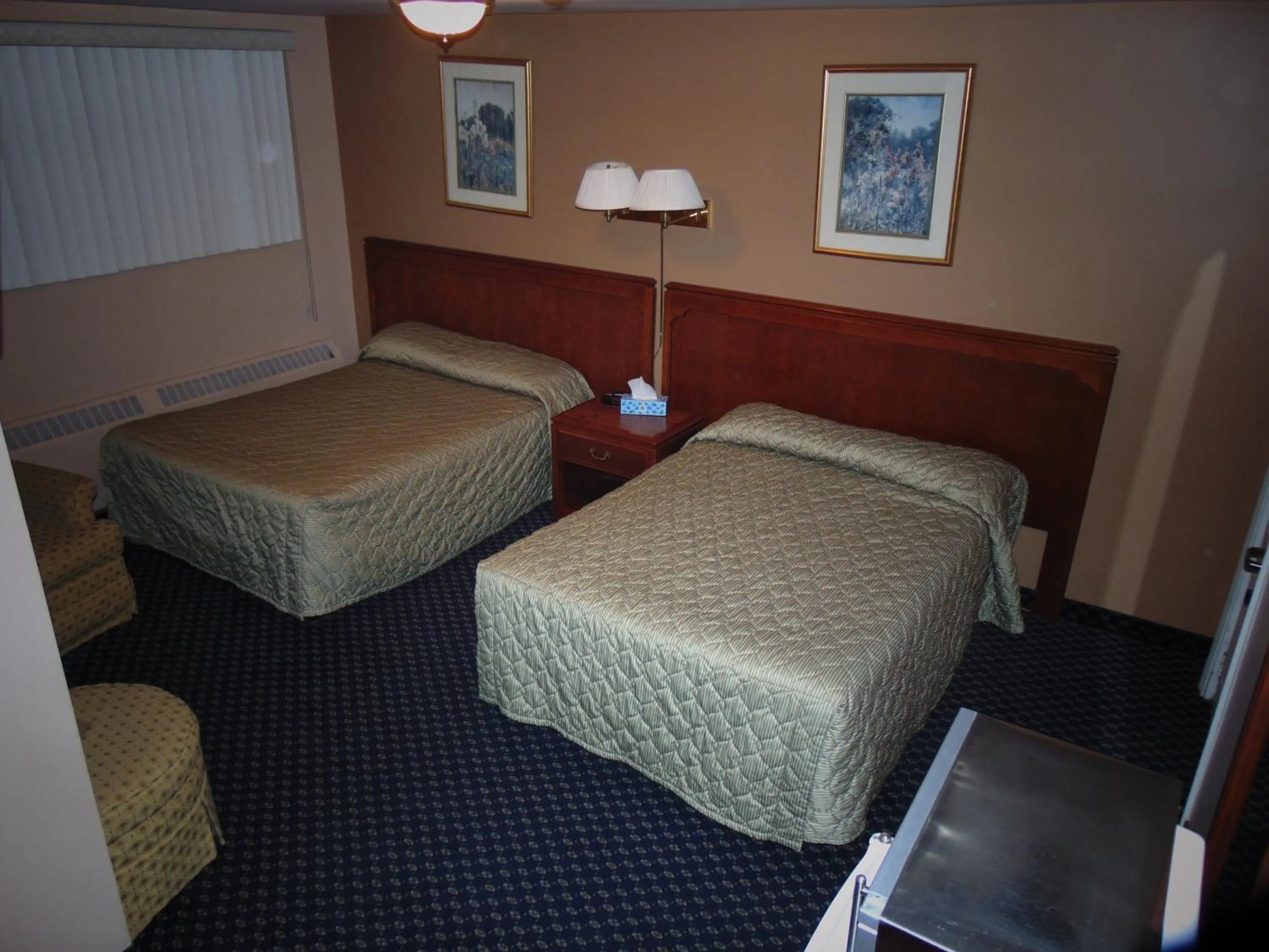 Property building, Bed in Canadiana Motel