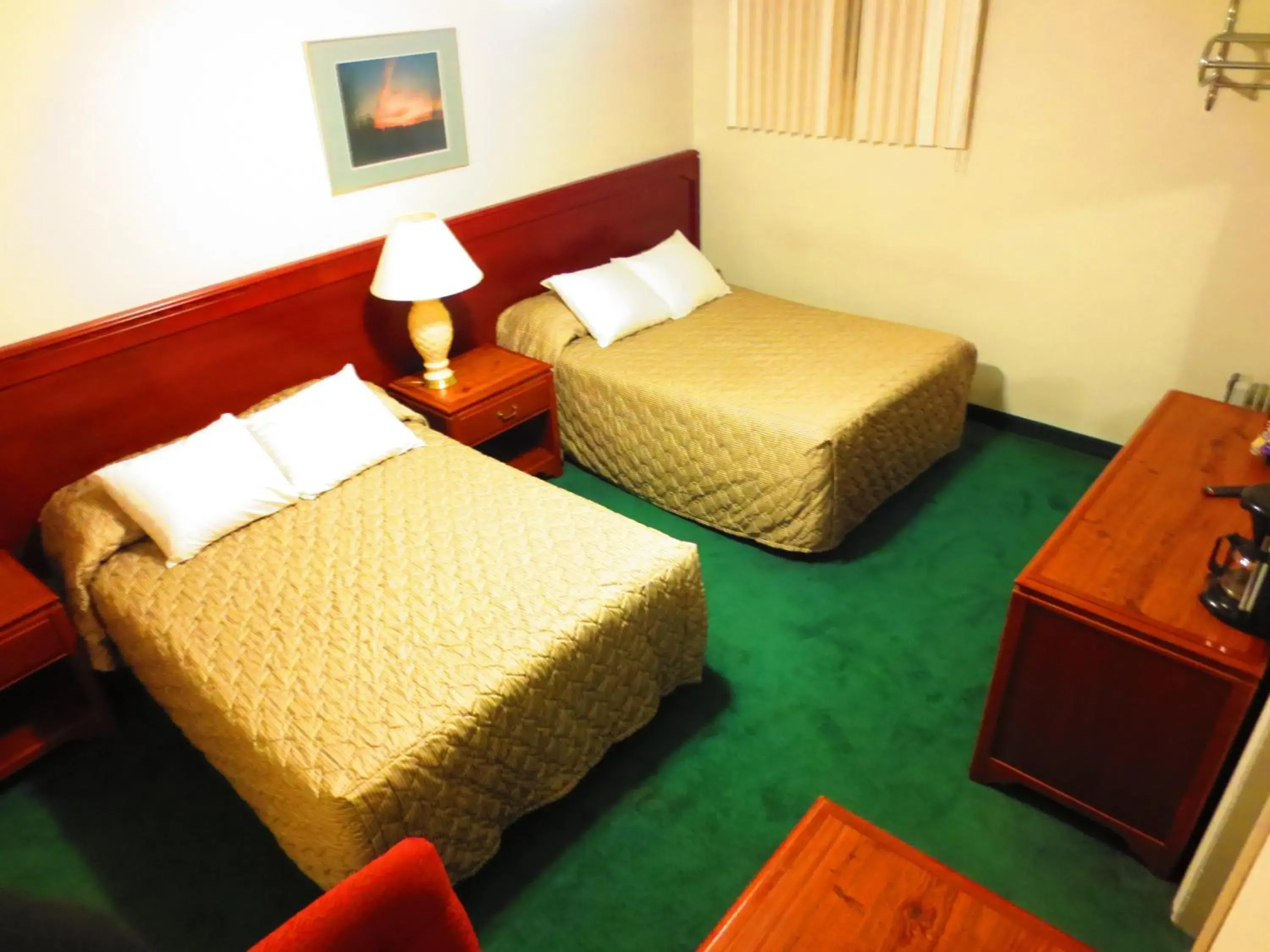 Two-Bedroom Suite in Canadiana Motel Two-Bedroom Suite in Canadiana Motel