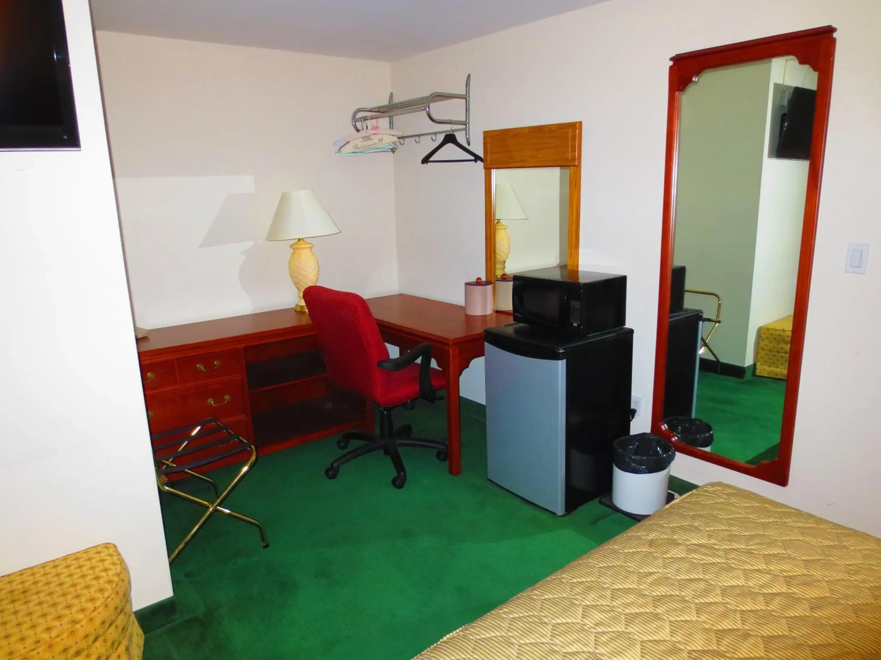 Queen Room in Canadiana Motel Queen Room in Canadiana Motel
