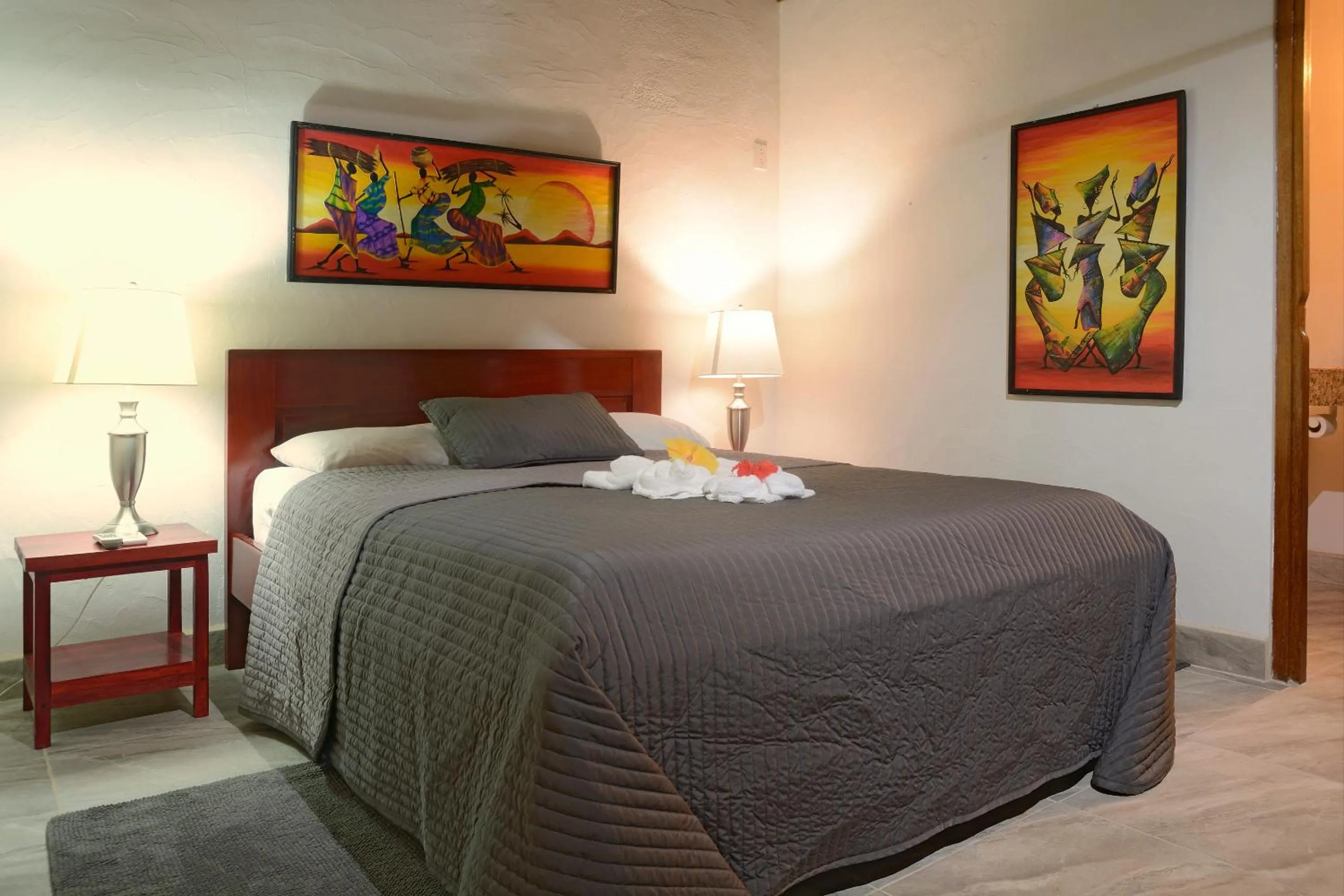 Bed in Parrot Cove Lodge