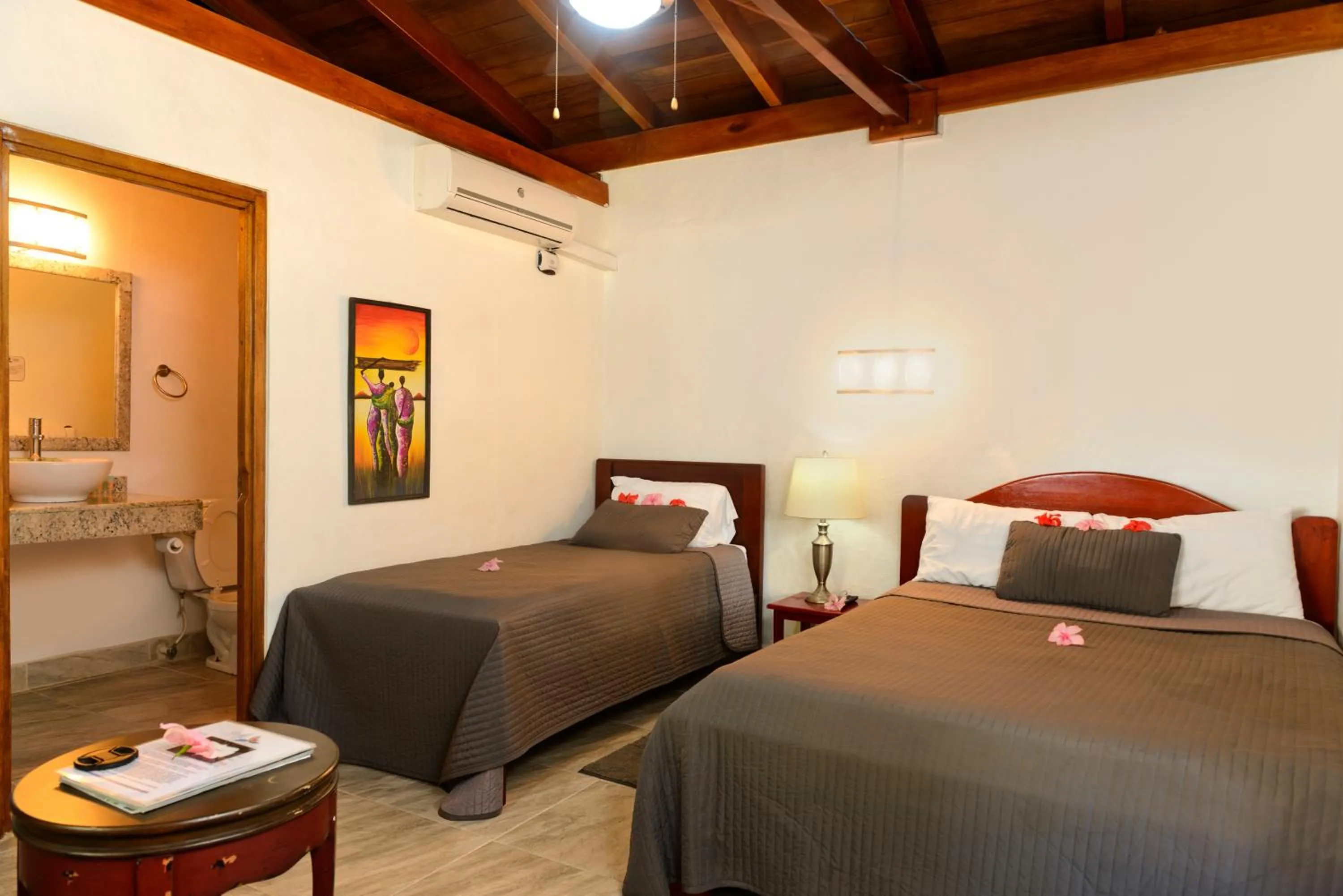 Bed in Parrot Cove Lodge