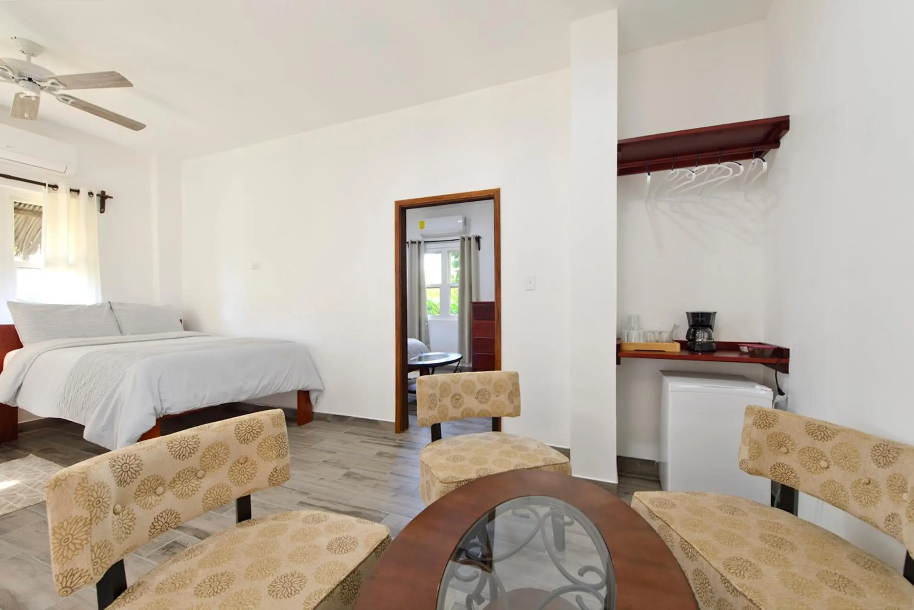 Family Room with Private Bathroom in Parrot Cove Lodge Family Room with Private Bathroom in Parrot Cove Lodge