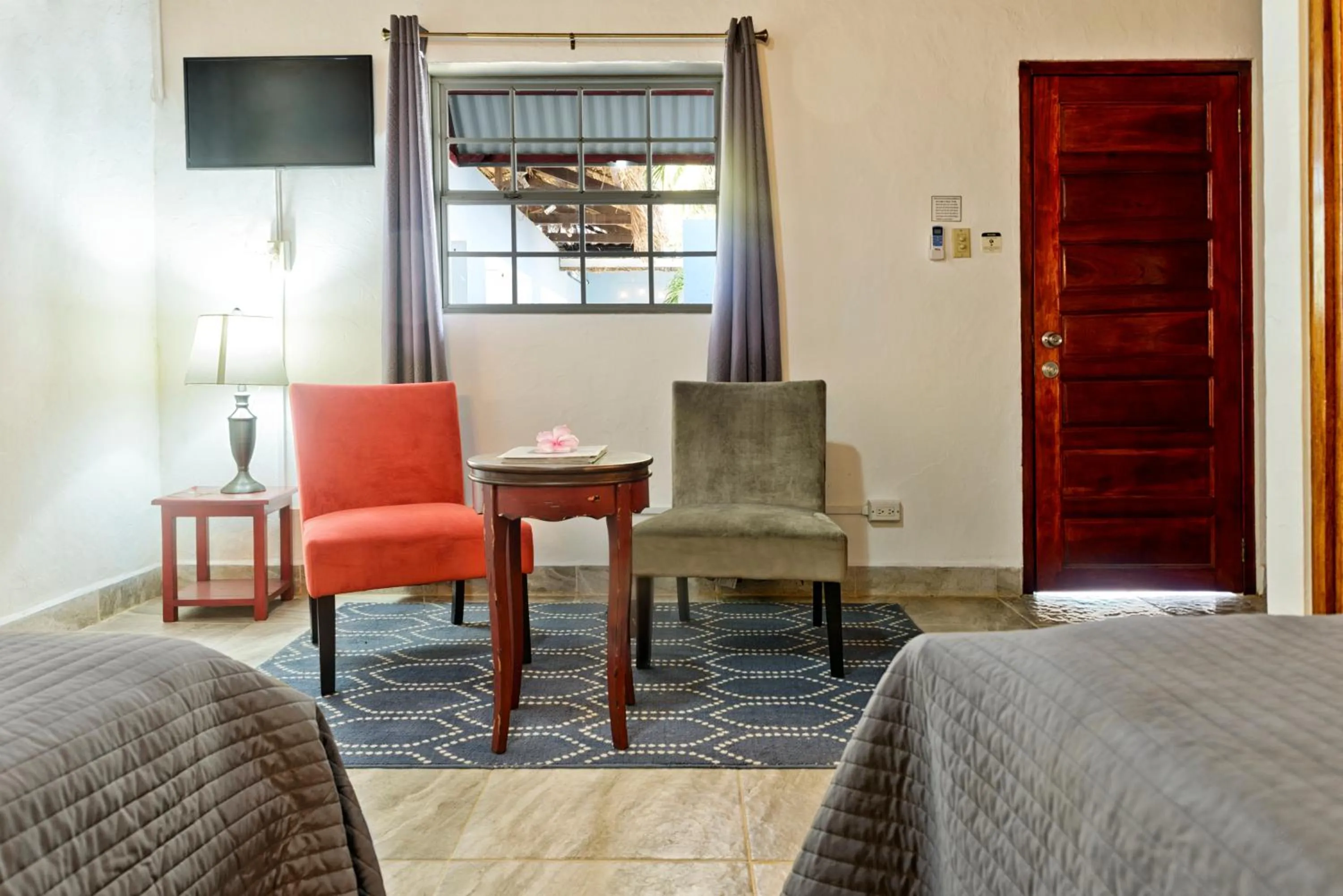 Living room, Bed in Parrot Cove Lodge