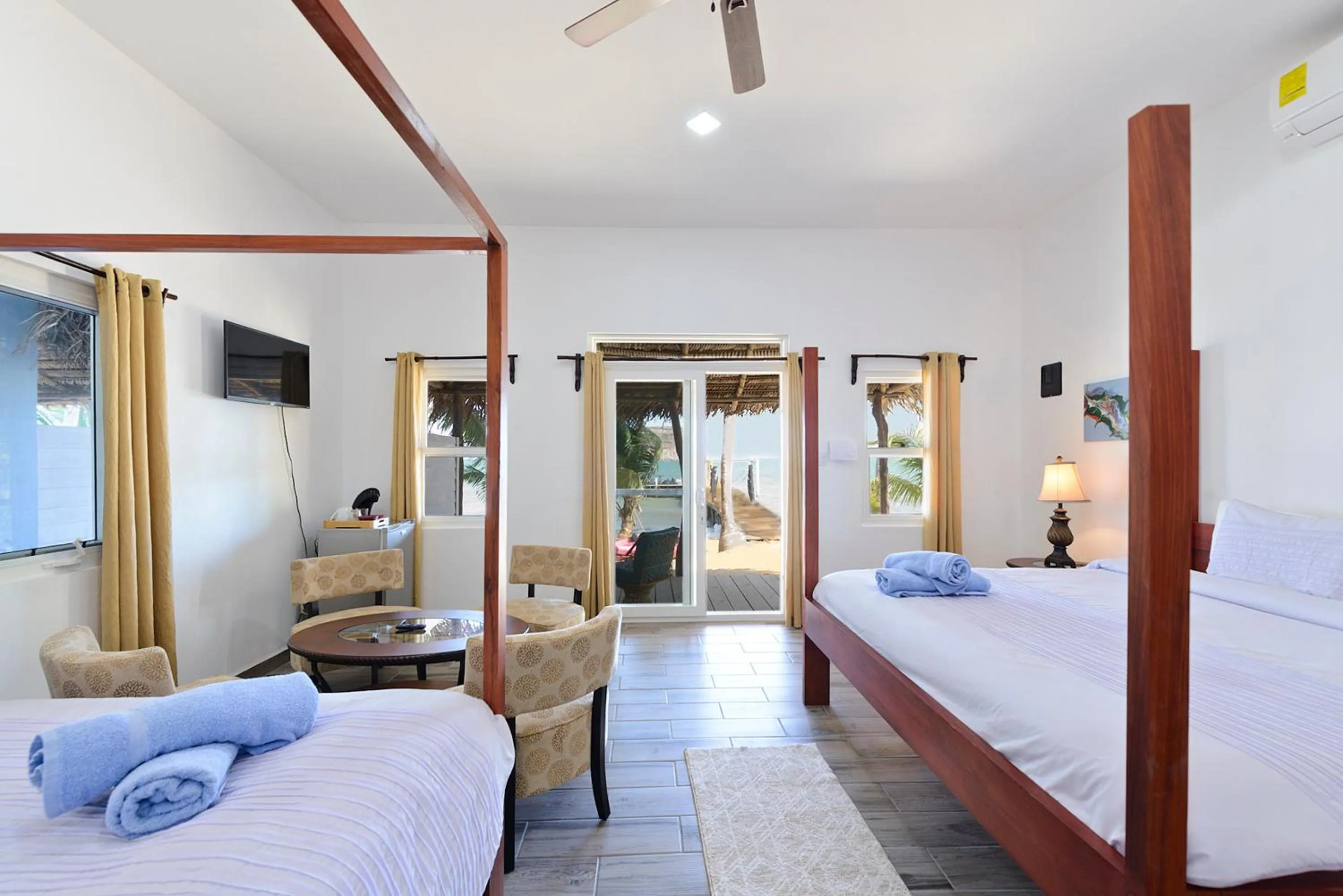 Bed in Parrot Cove Lodge