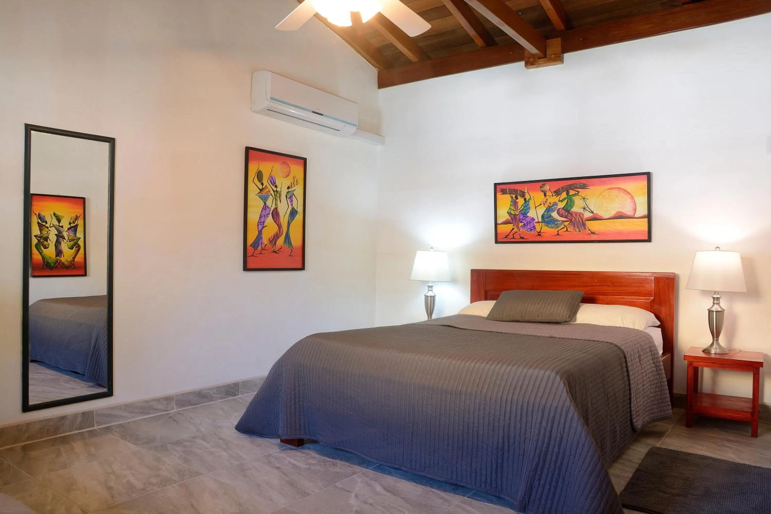 Pool view, Bed in Parrot Cove Lodge