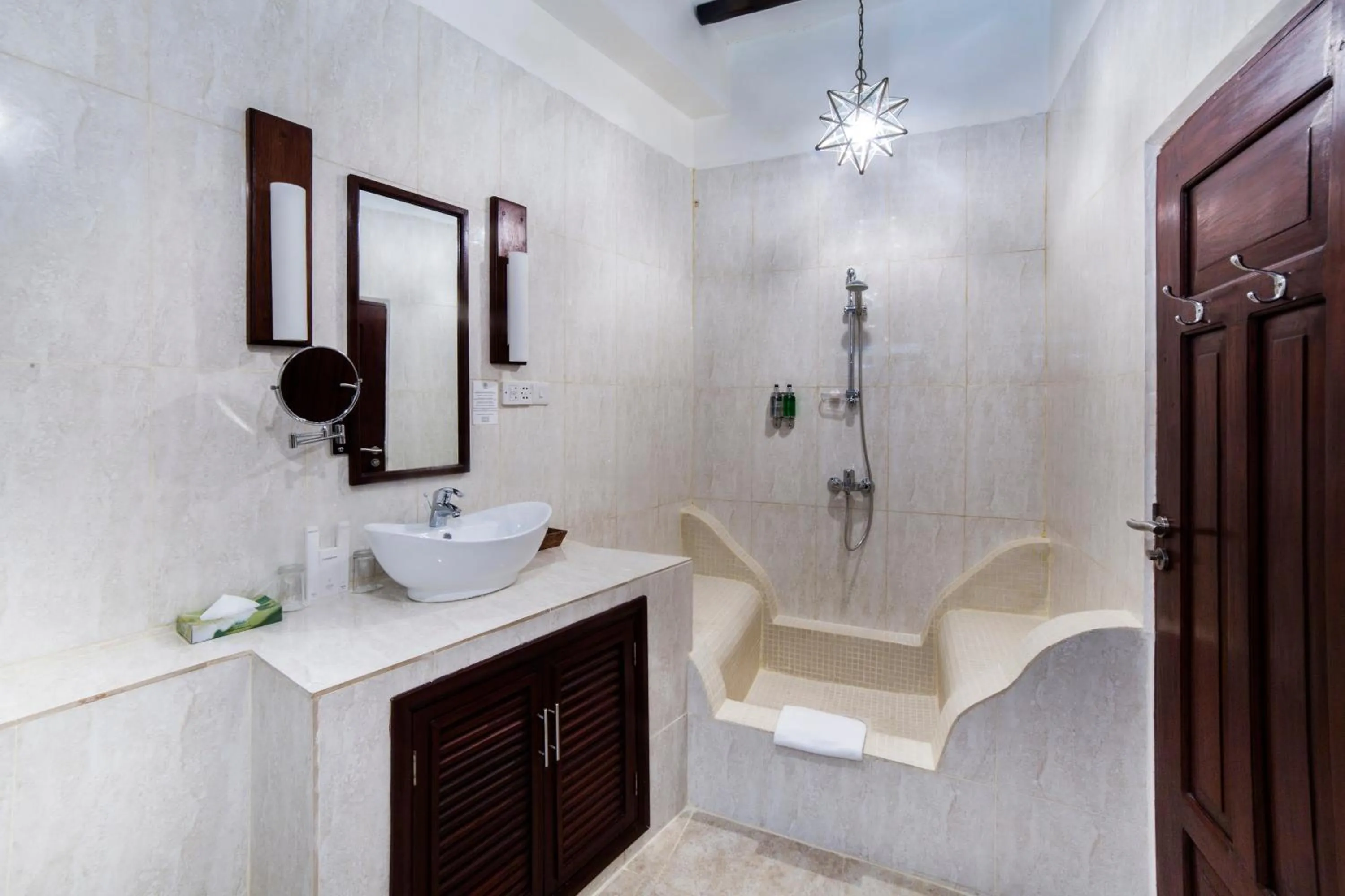 Shower in Maru Maru Hotel