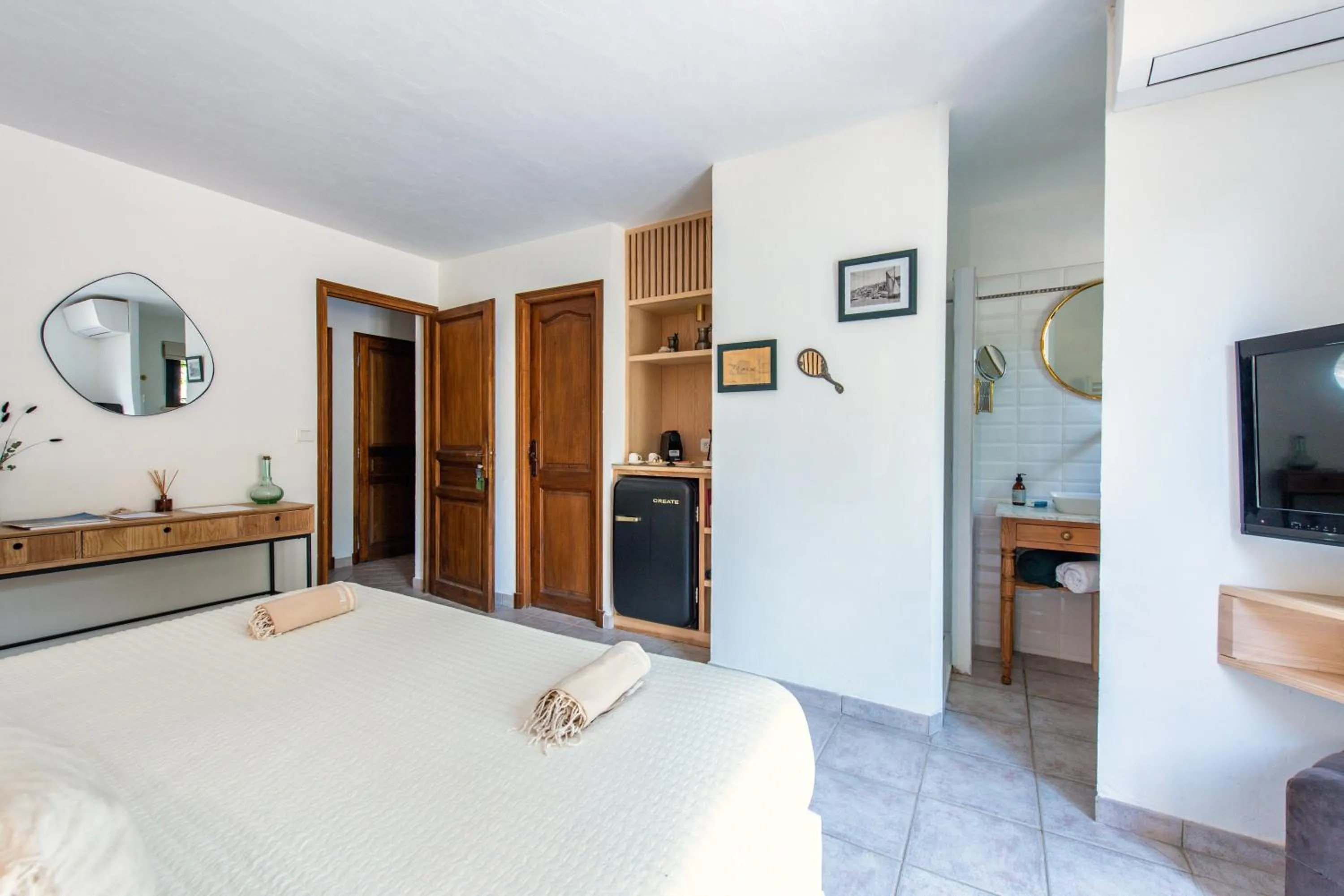 Photo of the whole room, Bed in La Bergerie