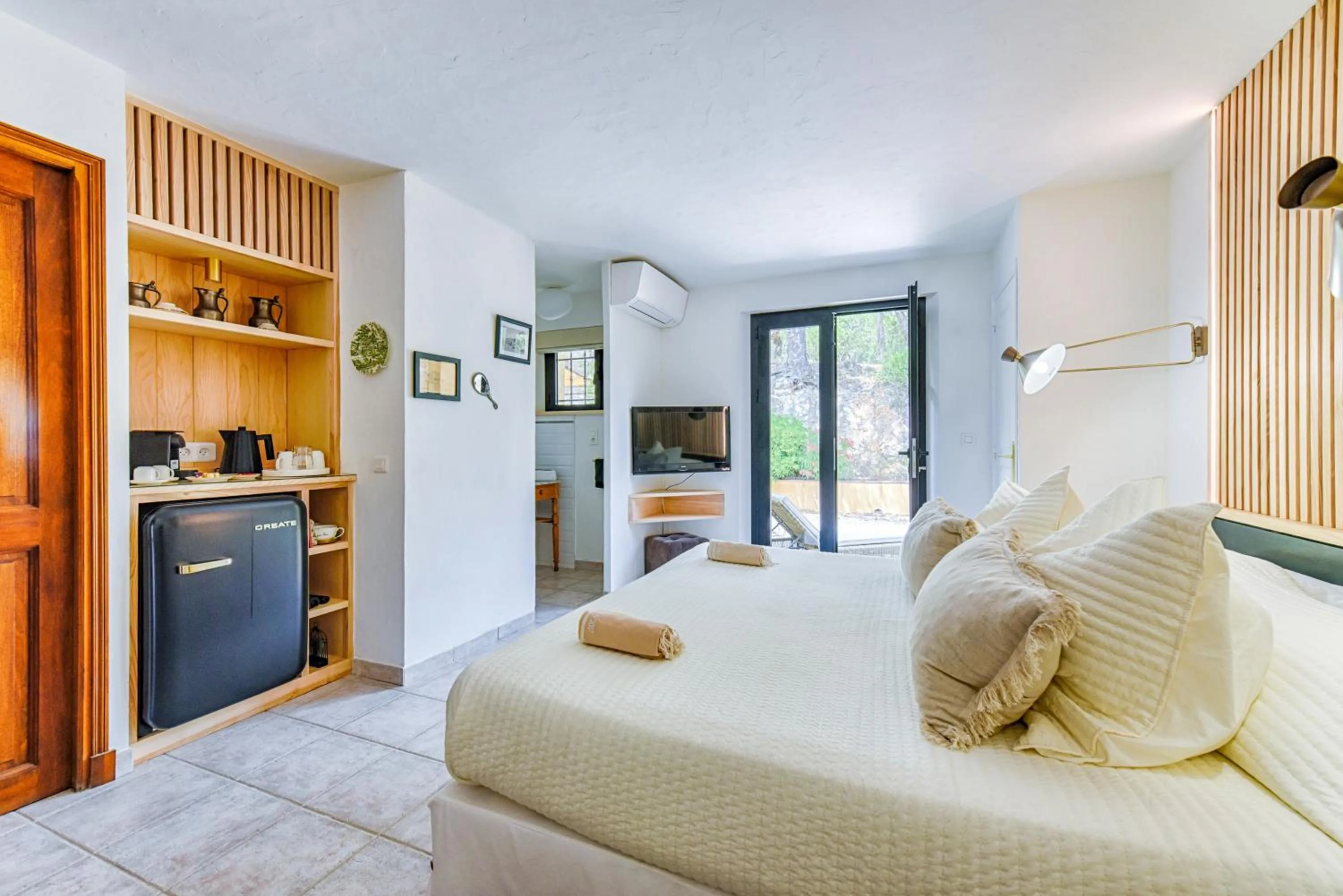 Photo of the whole room, Bed in La Bergerie