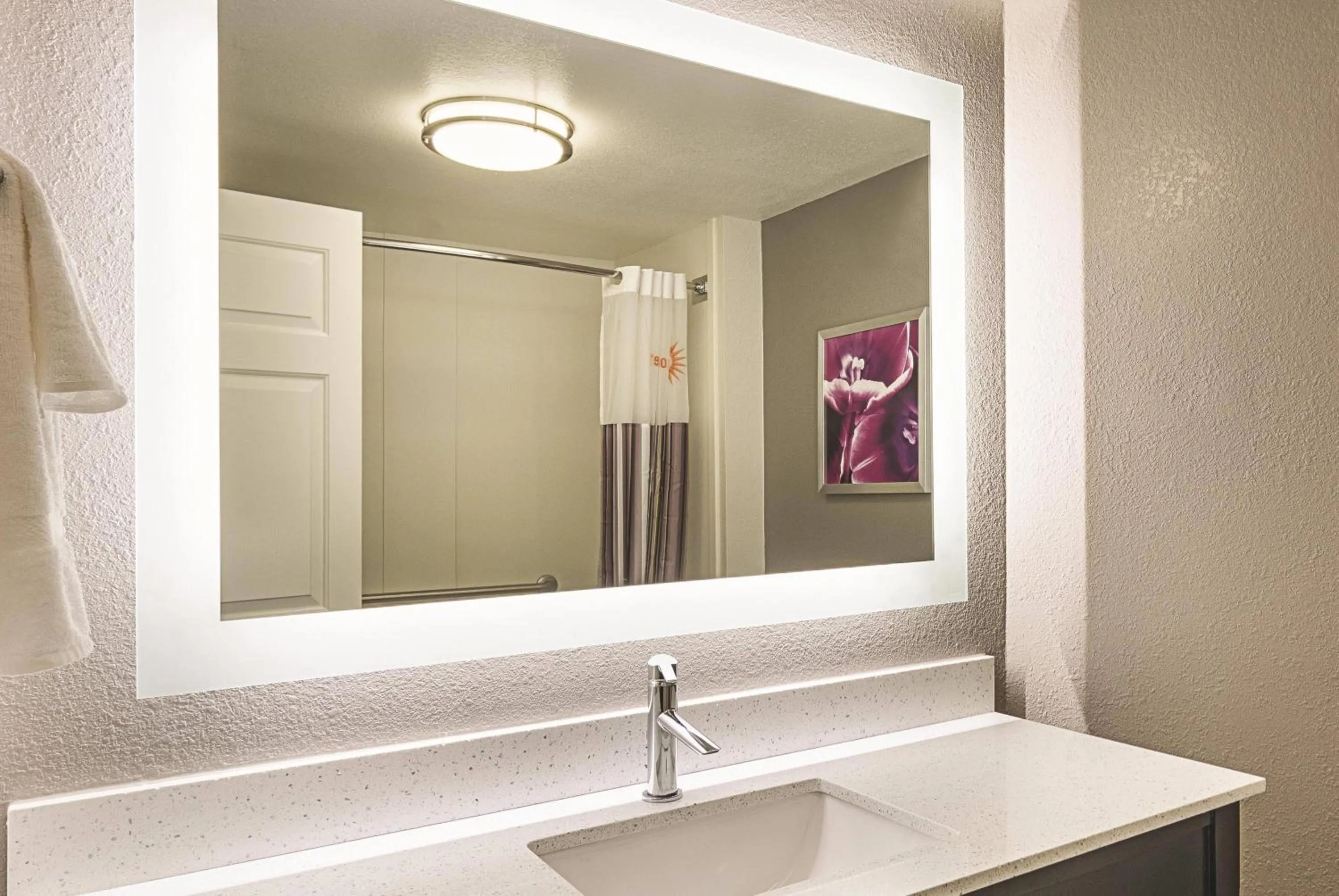 Photo of the whole room in La Quinta by Wyndham Atlanta Perimeter Medical