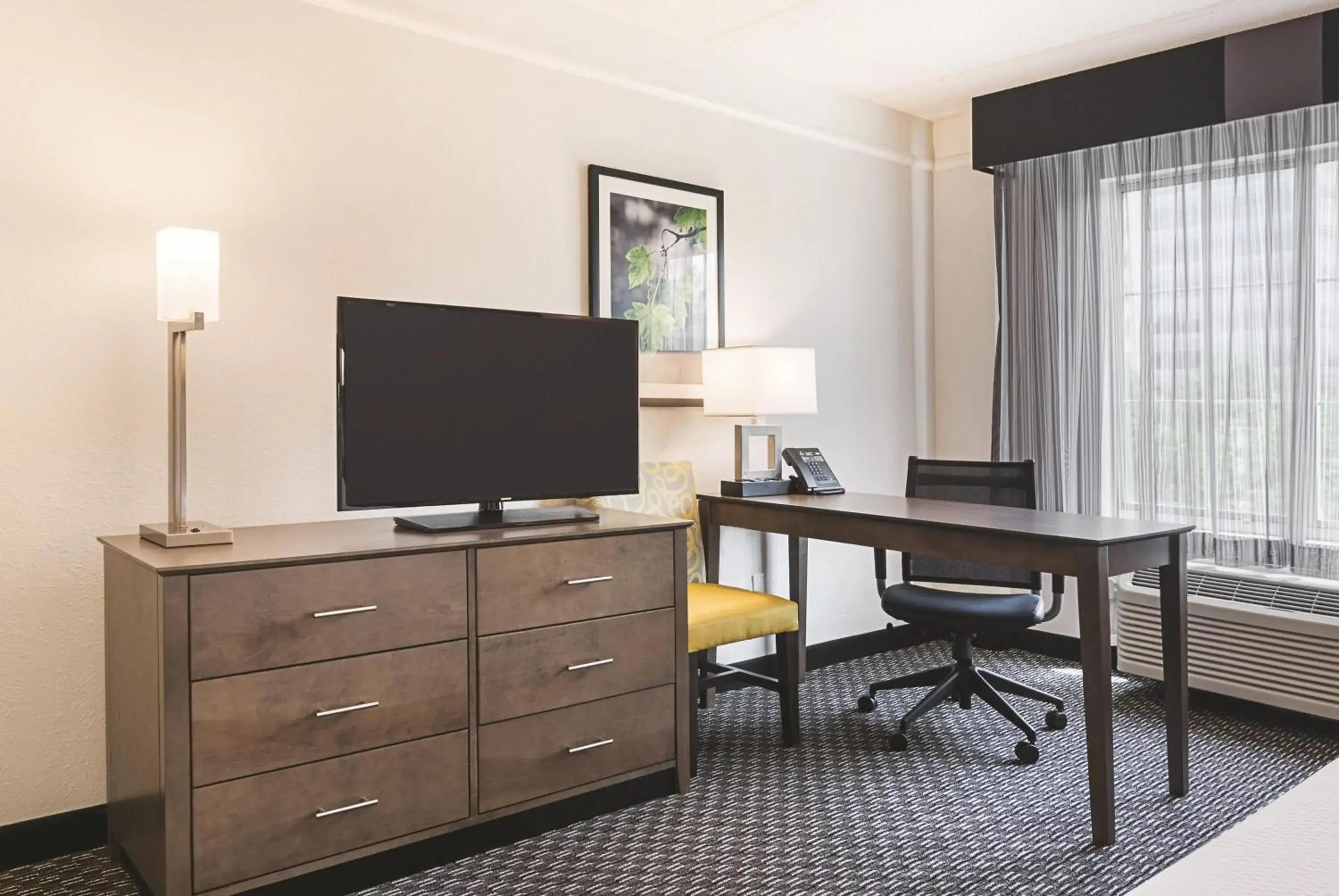 Photo of the whole room in La Quinta by Wyndham Atlanta Perimeter Medical Photo of the whole room in La Quinta by Wyndham Atlanta Perimeter Medical