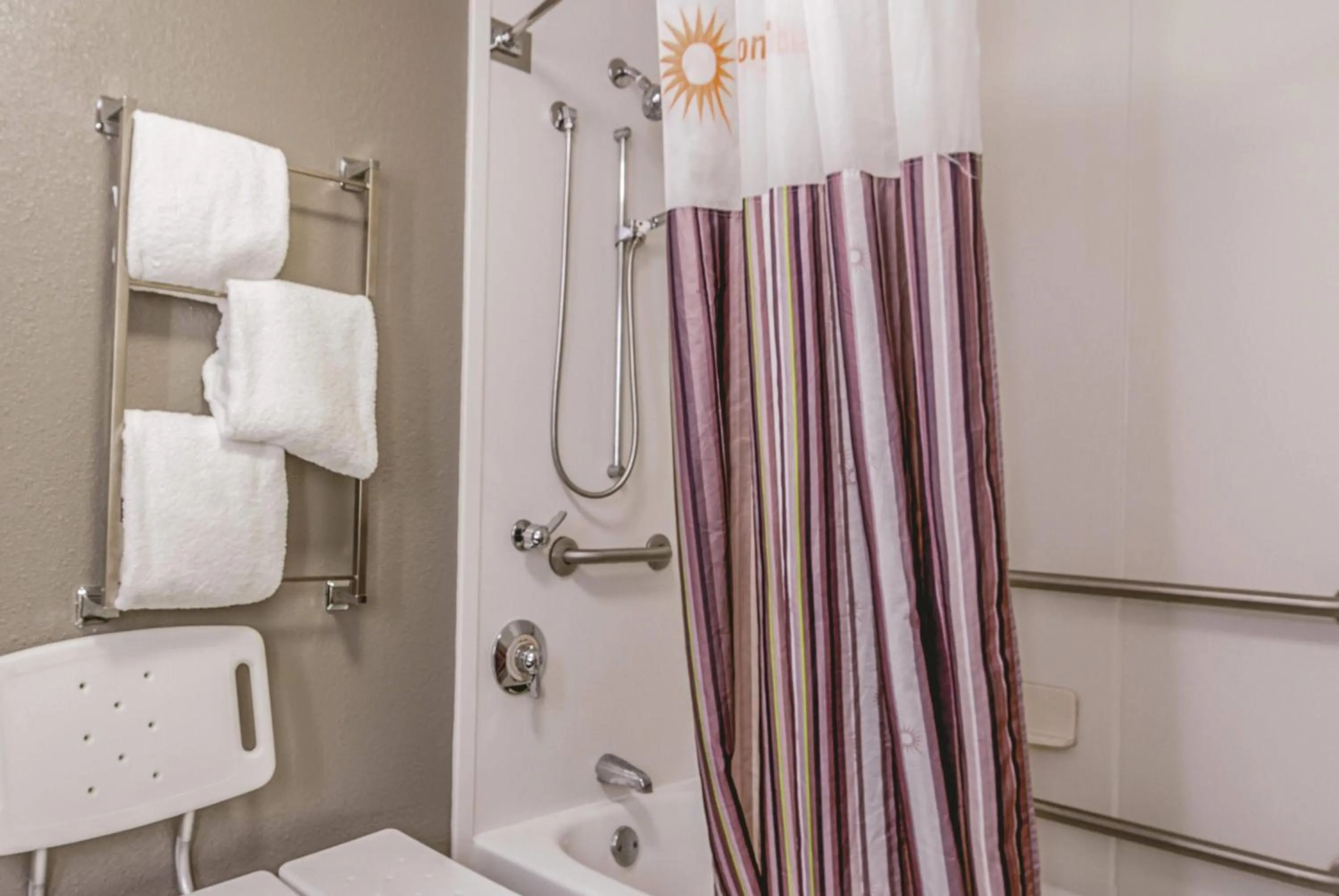 Photo of the whole room in La Quinta by Wyndham Atlanta Perimeter Medical